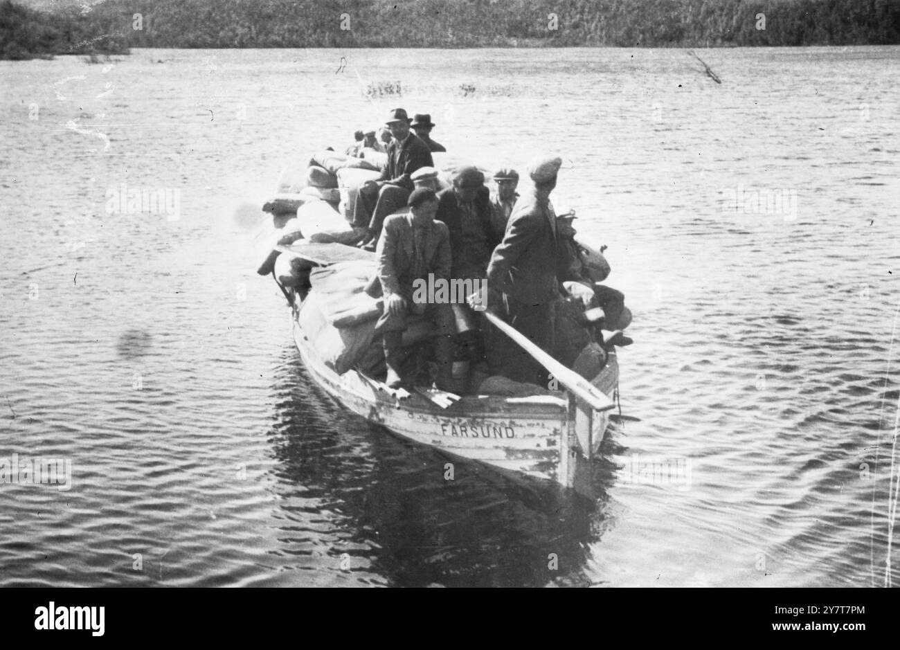 ZWANGSARBEIT IN NORWAYFoto zeigt: Norwegische Gefangene aus Nazi-Konzentrationslagern begeben sich in ein deutsches Arbeitslager in Norwegen, ihre Bettwäsche und Ausrüstung in ein kleines Motorboot geladen. Wei. 3. November 1943 Stockfoto