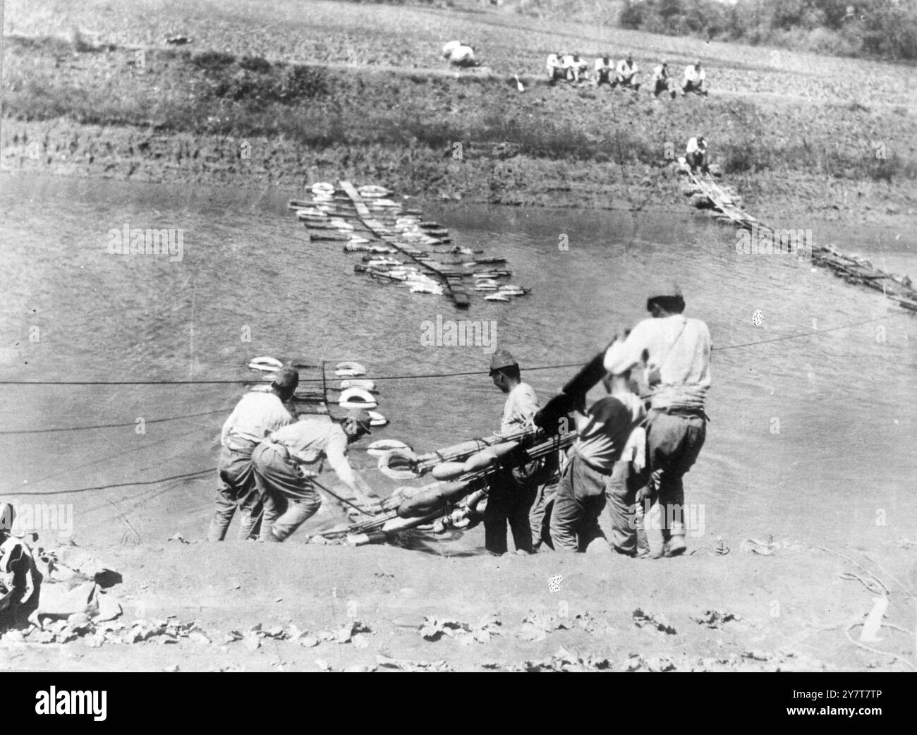 Chinesisch-japanischer Krieg - 1937-1939Japanische Truppen mit einer tragbaren Flussbrücke Stockfoto