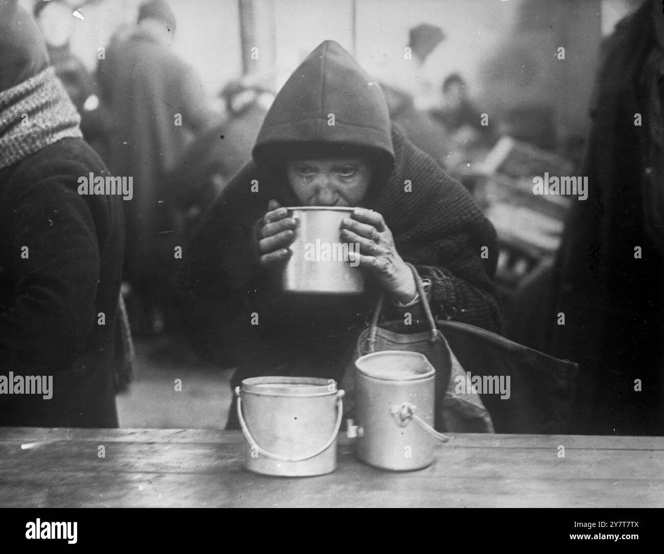 2. Weltkrieg - ESSKÜCHEN IN FRANKREICH FÜR ALTE UND BOMBARDIERT die Gemeinde Noisy-Le-SEC hat spezielle Küchen eingerichtet, in denen täglich 1100 warme Mahlzeiten für ältere Menschen serviert und ausgebombt werden. Die meisten Leute haben überhaupt keine Möglichkeit, zu heizen. FOTO ZEIGT: Eine alte Frau genießt eine Dose heiße Suppe in der Küche Stockfoto