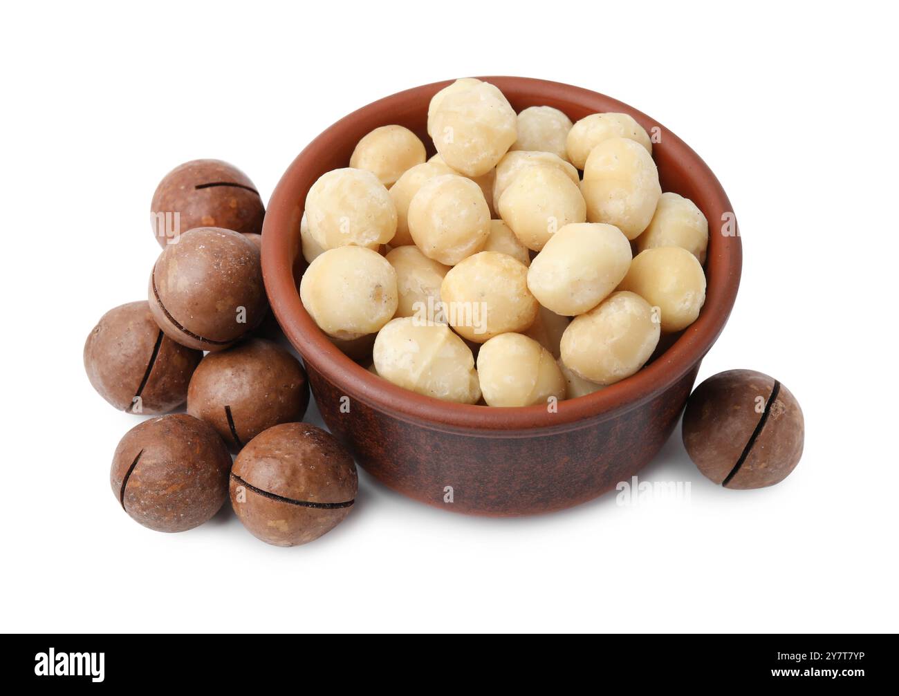 Macadamia-Nüsse in Schüssel isoliert auf weiß Stockfoto