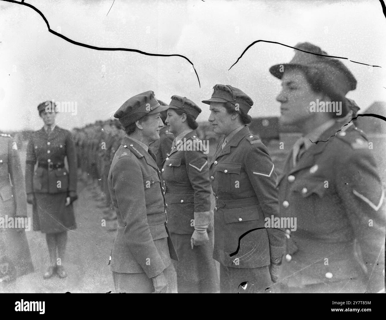 HAUPTKONTROLLEUR WHATELEY DIREKTOR DER A.T.S. Foto zeigt: - Hauptkontrolleur Whateley Direktor des A.T.S. (Auxiliary Territory Service), spricht mit einem der Fahrer während einer Inspektion der Einheit. 8. Mai 1944 Stockfoto