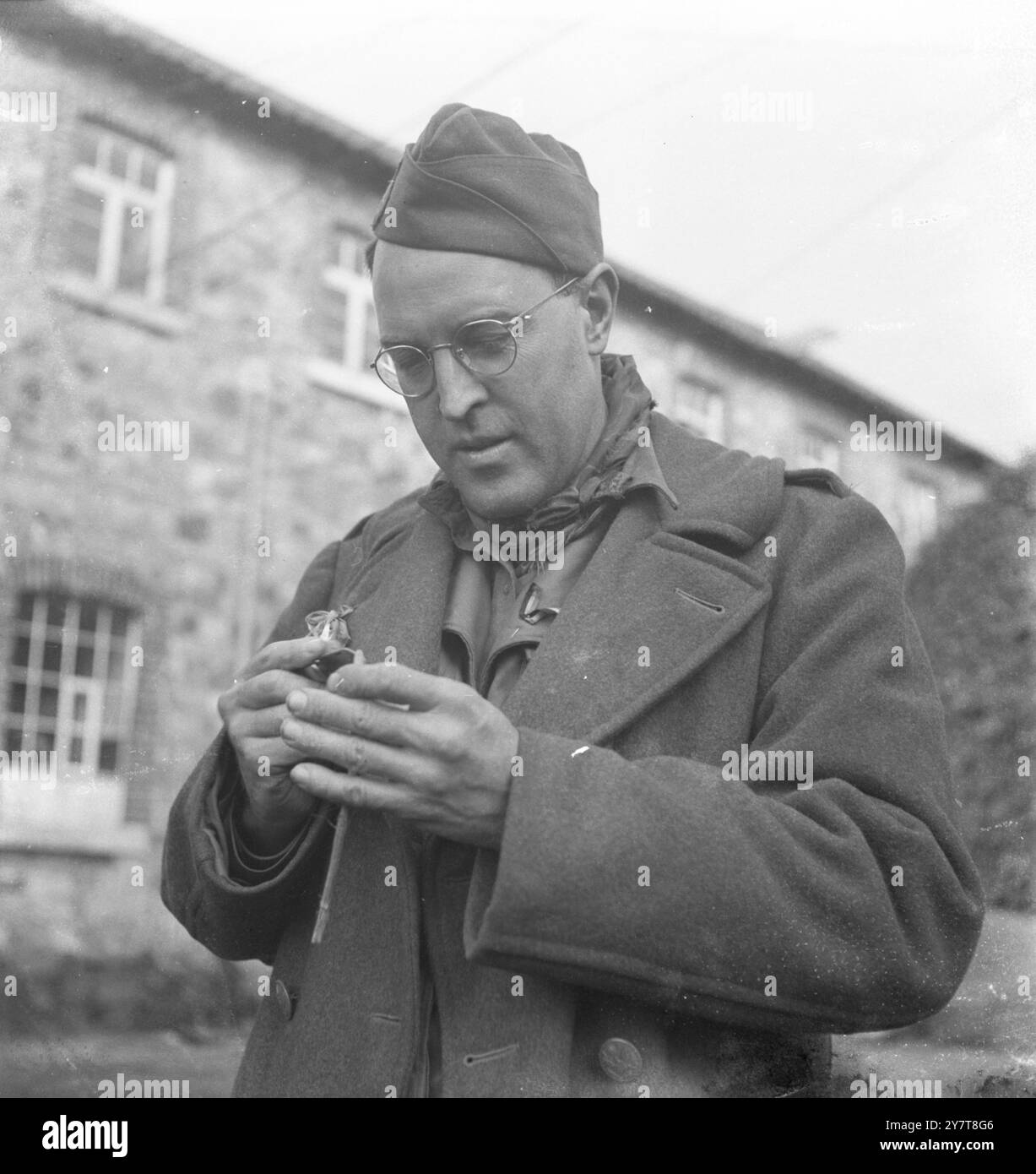 KRIEGSREPORTER GEORGE HICKS 1944Foto zeigt: George Hicks von Blue Network, fotografiert in Deutschland, als er Kopien für eine Geschichte sammelte. 18. Oktober 1944 Stockfoto