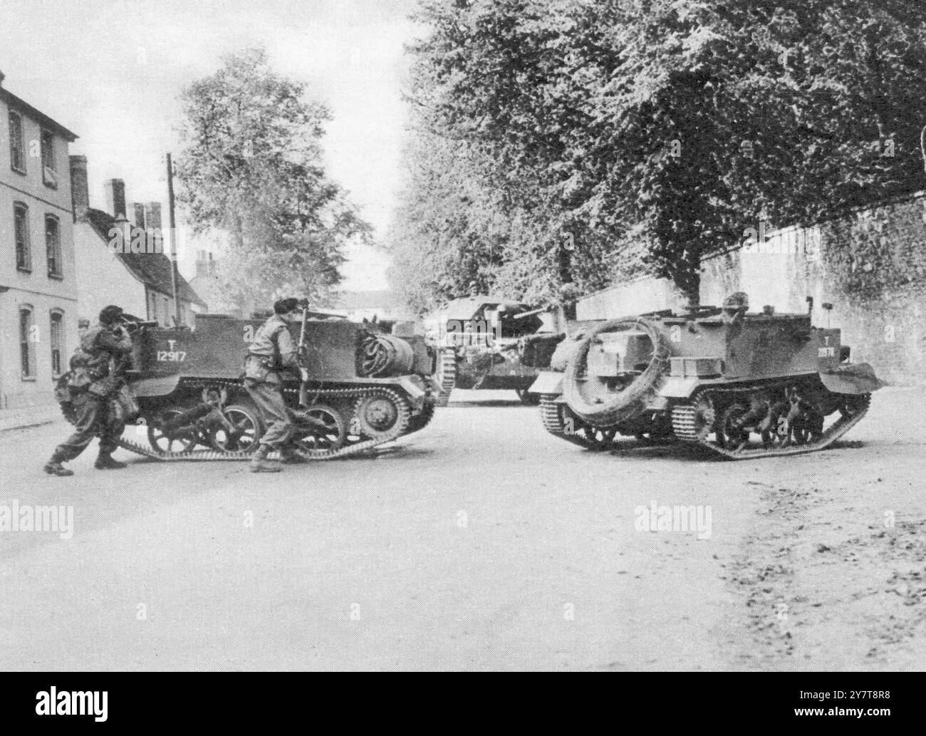 DIE GRÖSSTEN ARMEEKURSE, DIE JEMALS INSZENIERT WURDEN : REALISTISCHE SZENEN. Die größten Armeeübungen, die jemals durchgeführt wurden, wurden vor kurzem durchgeführt, Truppen, Tausende von mechanisierten Fahrzeugen, einschließlich Panzerdivisionen, wurden für viele Tage und Nächte eingesetzt und erhielten selten mehr als ein paar Stunden Schlaf. In Ost-Anglia wurde angenommen, dass der „Feind“ eine britische Armee besiegt hat, und die südliche Armee unter General Alexander, die wiederum eine Landung an der Südküste besiegt hatte, verlegte ihre Truppen nach Norden, um sie abzufangen und zu kontern. Zeitweise fanden in Landstädten und in der anstrengenden Straßenkämpfe statt Stockfoto