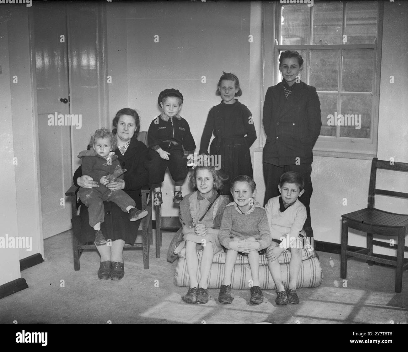 MUTTER UND SIEBEN KINDER MACHEN EIN EINFAMILIENHAUS. Im Schomberg House, Platt Street, einem Wohnblock des Stadtrates Westminster, wurde eine Einfamilienbesetzung von Mrs. Jessie Pike und ihren sieben Kindern durchgeführt. Sie haben Wohnung Nr. 14 in Besitz genommen. Mrs. Pikes Familie besteht aus vier Jungen und drei Mädchen im Alter von zwei bis 14 Jahren. Die gerade renovierte Wohnung war drei Monate leer. Die Familie wohnte früher in einem Haus in Pimlico, das, wie sie sagen, von Ratten und Insekten befallen war. Foto zeigt: Mrs. Pike und Familie in der Wohnung. Die Kinder sind Elizabeth, 2, David, 3, Iris, 12; Eric 14; Patri Stockfoto