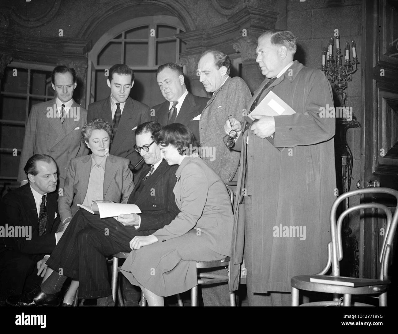 Die PARTEIMANIEREN VON Val Gielgud GEHT AUF DIE BÜHNE ZURÜCK , das derzeit britisch umstrittenste Stück Großbritanniens , wird ab Dienstag , Oktober 31 im Princes Theatre in London im West End stattfinden . Heute hielt der Autor und die Besetzung die erste Lesung im Theater in Vorbereitung auf die Eröffnung in der Südsee am 27 . Oktober ab . " Party Animal " spielte ursprünglich Anfang des Jahres in einem kleinen Londoner Theater und verschwand leise und ohne Vorankündigung . Es wurde von der BBC ( Sound ) ausgestrahlt und vor kurzem im Fernsehen aufgeführt . Aber nach einigen Protesten, Lord Simon von Wythensha Stockfoto