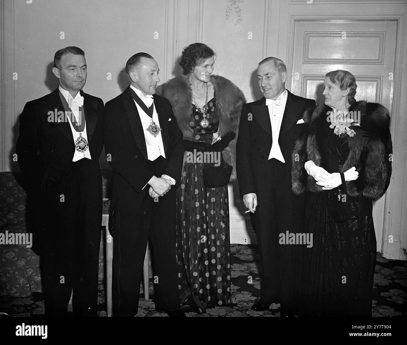 STAFFORDSHIRE SOCIETY DINNER von links nach rechts - der Bürgermeister von Lichfield, der Bürgermeister und die Oberbürgermeisterin von Stafford und die Oberbürgermeisterin und Lady Mayoress von Stoke-on-Trent beim Dinner der Staffordshire Society, heute Abend im Hyde Park Hotel, London. 13. Oktober 1950 Stockfoto