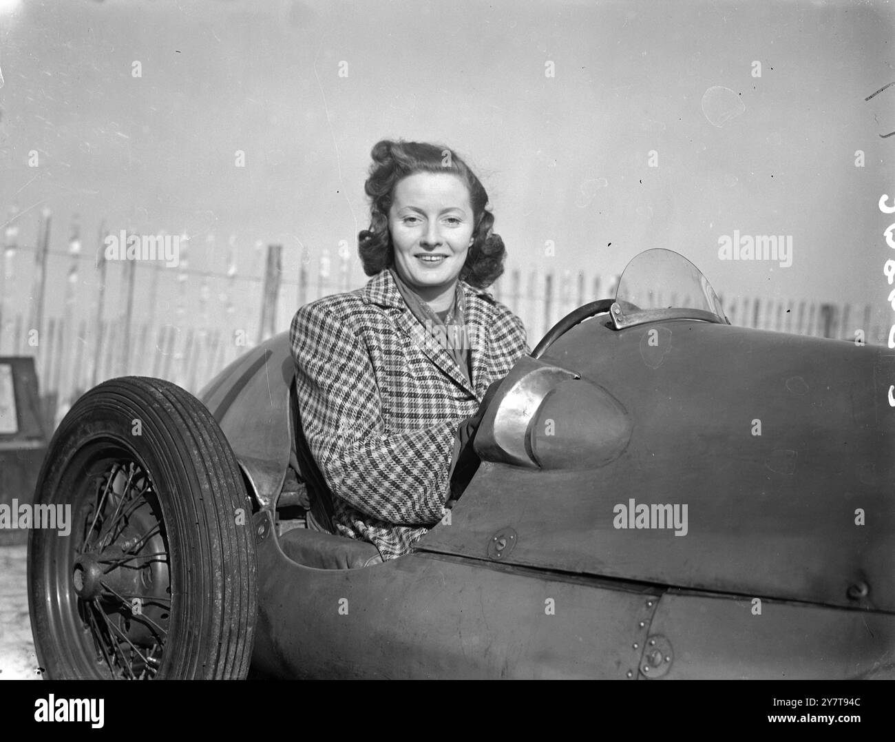PROBIEREN SIE DAS " EMERYSON SPECIAL ", probieren Sie einfach ein anderes " Emeryson Special " 500 ccm " Baby " aus. Die Größe ist Mrs H.C. Shields, die heute in Brands Hatch in der Nähe von Dartford, Kent, anstelle von Mrs Barbara Emery antreten soll. Mrs. Shields fährt den speziellen Kleinwagen, der nach dem Entwurf von Mrs. Emerys Ehemann gebaut wurde. 16. Oktober 1950 Stockfoto