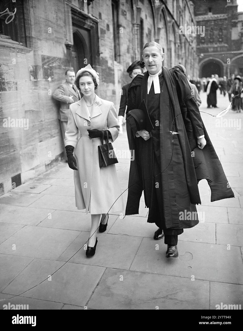 PRINZESSIN MARGERET BESUCHT ZUM ERSTEN MAL OXFORD PRINZESSIN MARGARET in der Christ Church , als sie ihren ersten offiziellen Besuch in Oxford begann . Mit ihr ist der Dekan Dr JOHN LOWE , Vizekanzler der Universität Oxford , der sie empfing . Die Prinzessin trägt einen pilzrosafarbenen Mantel und einen Tulpenhut mit eingearbeiteten Paneelen. 19. Oktober 1950 Stockfoto