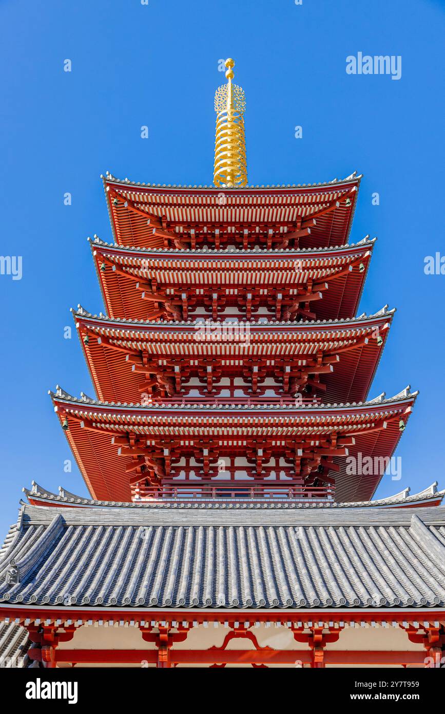 senso-JI-Pagode, die über einem Tempeldach mit raffinierten Details thront, tokio Stockfoto