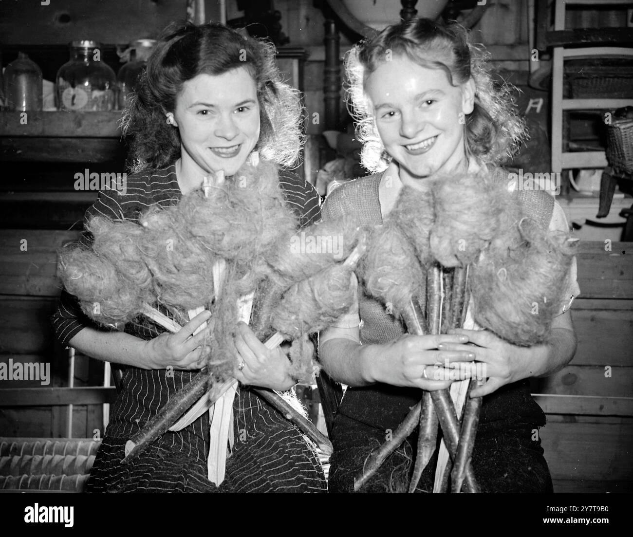 East Hoathly und seine 520 Gala-liebenden Bewohner werden am Spielabend des 11. November die Fackel für Fiesta tragen, denn das County soll sich anschauen, wie die jährliche Fackel- und Karnevalsprozession mit knallenden Händen durch herbstliche Landstraßen zur einzigen Dorfstraße schlängelt. Aber um die Nacht des Karnevals zu machen, arbeiten die Dorfbewohner von East Hoathly viele Stunden an den Fackeln, die in Gala-Abenden so schnell brennen werden. Zum Schneiden und Spalten der Stäbchen wird Brawn benötigt, Schönheit gewinnt den Schlepptau und taucht den Talg. Es gibt ein Geheimnis Stockfoto