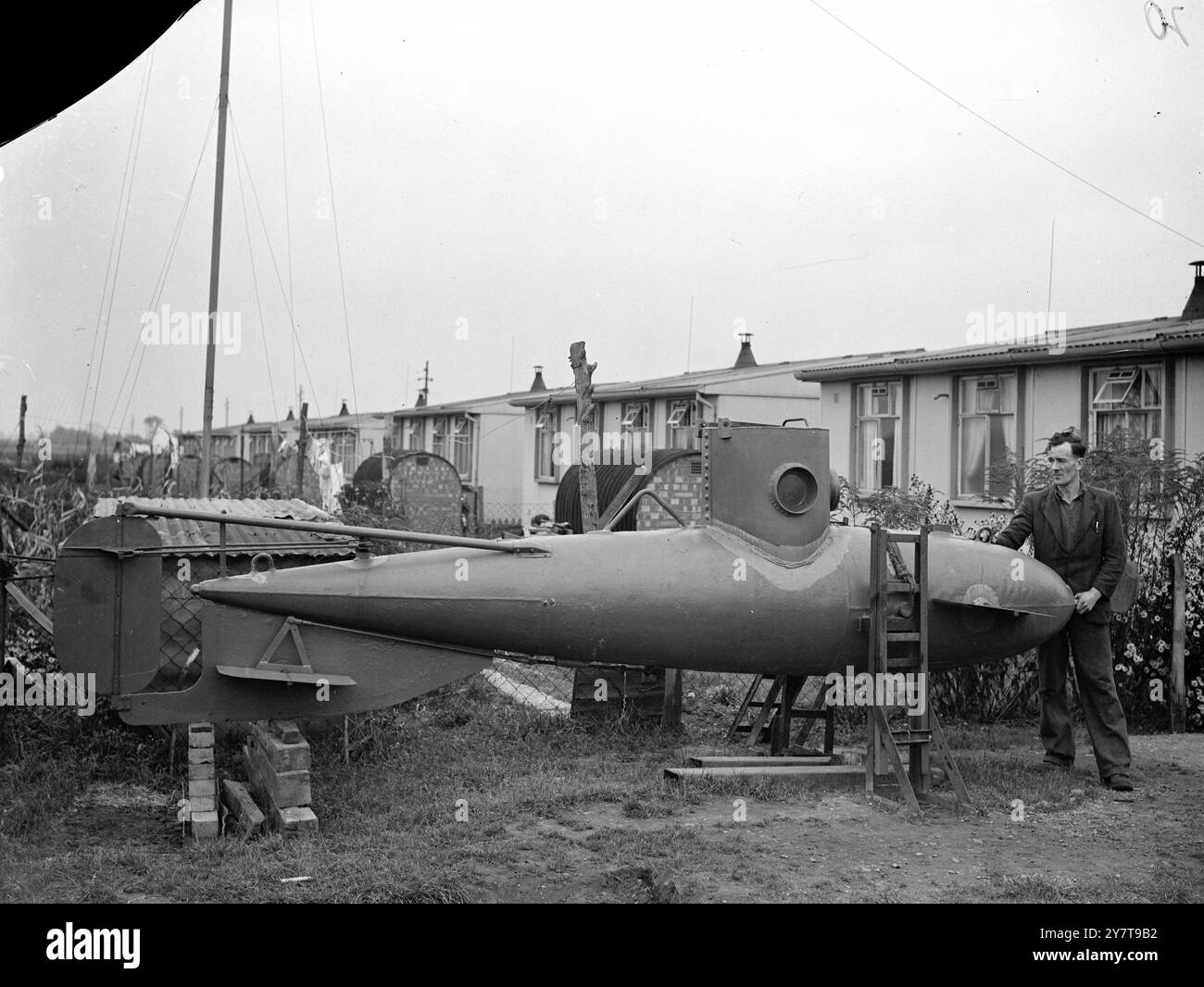 EIN-MANN-U-BOOT, DAS IM GARTEN DER Fertighäuser in Biggleswade, Bedfordshire, GEBAUT WURDE , befindet sich in der Nähe der Fertigstellung des einzigen im Hinterhof gebauten ein-Mann-U-Boots . Das Boot wurde in den letzten zwei Jahren von Frank Russell für £ 120 gebaut . Sie besteht aus einer Stahlplatte mit einem Durchmesser von ca. 30 cm und wiegt bei voller Beladung etwa eine halbe Tonne . Mr. Russell plant, das U-Boot Anfang nächsten Monats per LKW nach Bedford zu transportieren und es in eine Tiefe von 15 Fuß in der Ouse zu bringen . Wenn das Schiff ein Erfolg ist, kann es zum Prototyp für ein viel schwereres Schiff werden, das 1.000 f absinken kann Stockfoto