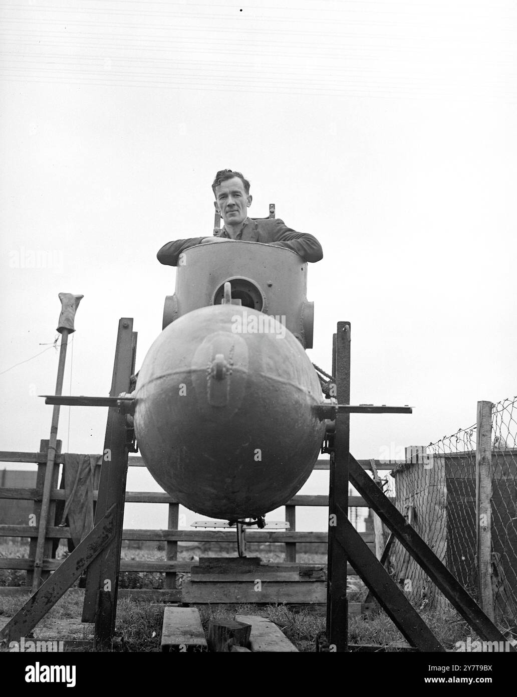 EIN-MANN-U-BOOT, DAS IM GARTEN DER Fertighäuser in Biggleswade, Bedfordshire, GEBAUT WURDE , befindet sich in der Nähe der Fertigstellung des einzigen im Hinterhof gebauten ein-Mann-U-Boots . Das Boot wurde in den letzten zwei Jahren von Frank Russell für £ 120 gebaut . Sie besteht aus einer Stahlplatte mit einem Durchmesser von ca. 30 cm und wiegt bei voller Beladung etwa eine halbe Tonne . Mr. Russell plant, das U-Boot Anfang nächsten Monats per LKW nach Bedford zu transportieren und es in eine Tiefe von 15 Fuß in der Ouse zu bringen . Wenn das Schiff ein Erfolg ist, kann es zum Prototyp für ein viel schwereres Schiff werden, das 1.000 f absinken kann Stockfoto