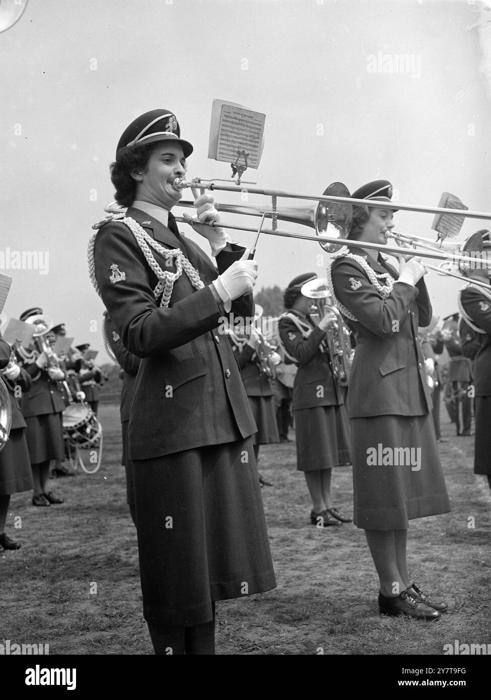 MASSIED BANDS IN UXBRIDGE - UND NEUE UNIFORMEN - - bereiten sich auf ihren Auftritt im Royal Tournament in Earls Court in London vor , Massied Bands der R.A.F. Station , Uxbridge , Middlesex heute . Bei der Parade wurden neue Uniformen getragen, und für die W.R.A.F. war die Central Band ein neues Outfit, in dem sie am 7. Juni ihren ersten öffentlichen Auftritt feiern werden. Die Air-Frauen tragen auch den neuen HUT, der vom König genehmigt wurde.-(neuer HUT für W.R.A.F.Personal wurde noch nicht ausgewählt.) Ein Offizier und 75 Mann des R.A.F. Regiments übten auch die Fuß- und Armübung ein – eine kontinuierliche Reihe von Bewegungen mit Stockfoto