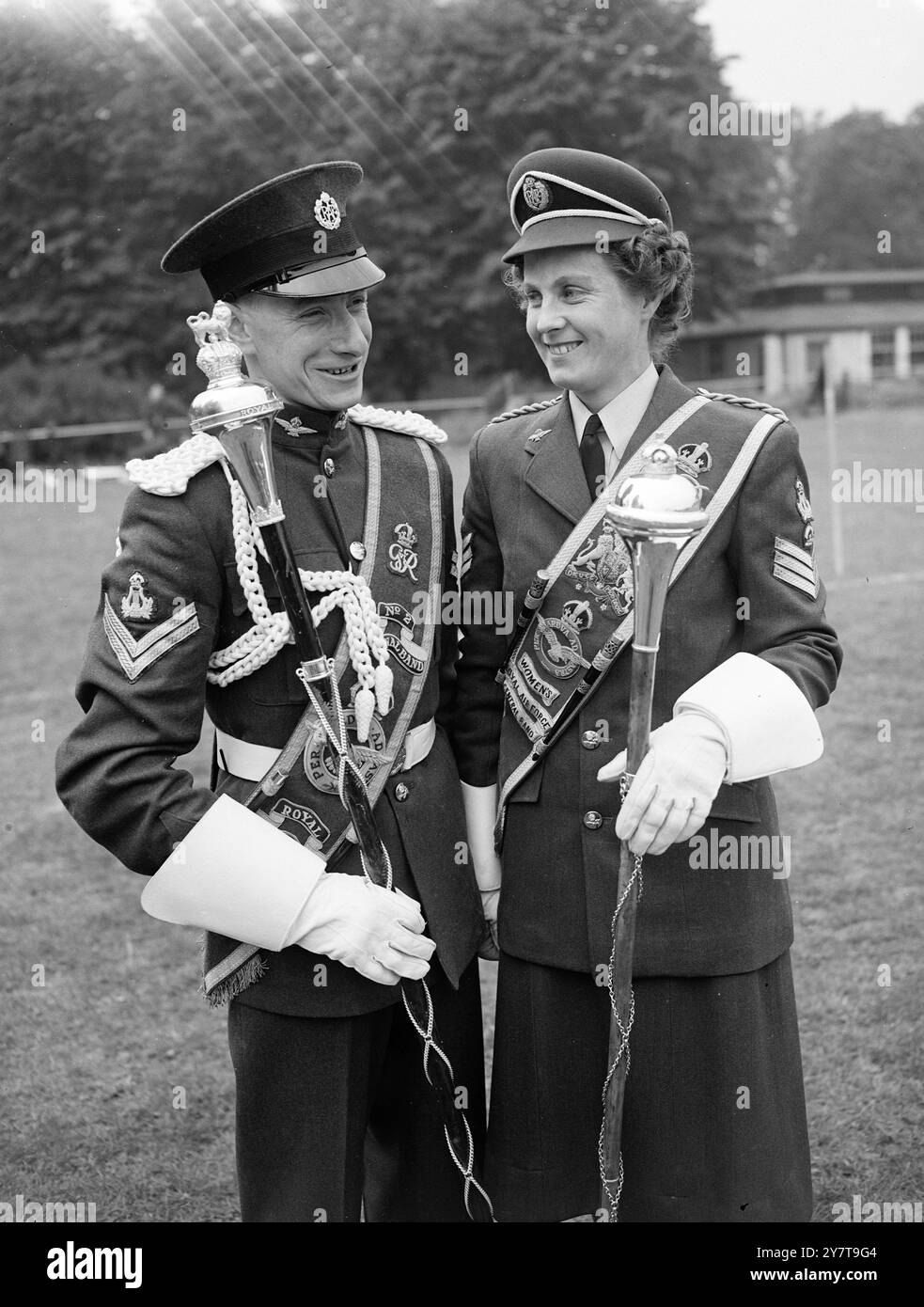 Feine Federn --------------------------------------------------------------------------------------------------- - Es sind Drum Major der regionalen Bands CPL L.A. Hurst -- von Egge und W.R.A.F. Drum Major SGT. I. J. Byram, 23, aus Banstead, Surrey, der 1944 in ihren Dienst trat. Sergeant Byram trägt den vom König genehmigten neuen Hut und die neue Uniform, die am 7. Juni erstmals bei öffentlichen Anlässen verwendet wird. - 2. Juni 1950 Stockfoto