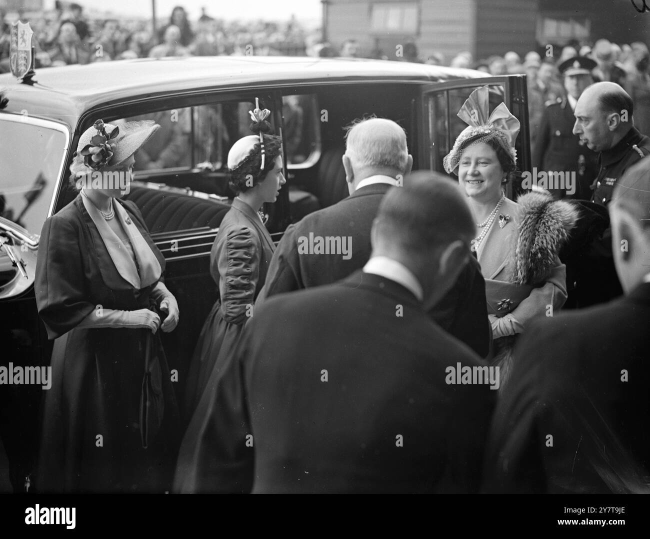 KÖNIGIN UND PRINZESSINNEN KOMMEN NACH DERBY 27. Mai 1950 der König, noch mit seiner Hand verbunden, kam heute (Samstag) in Epsom, Surrey, um das Derby von 1950 zu sehen. Das Bild zeigt: Die Königin trägt blassviolett mit einer Platin-Fow-Umhüllung, die mit den beiden Prinzessinnen bei Epsom ankommt. Prinzessin Elizabeth trägt Mantel und Kleid in dunklem Pflaumenton, bekannt als „Tauben Hals“, erleichtert mit hellem Flieder. Der Seidenmantel der Prinzessin Margaret hat ein winziges schwarz-weißes Muster. Ihr weißer Hut ist randlos mit hohen schwarzen Pflaumen Stockfoto