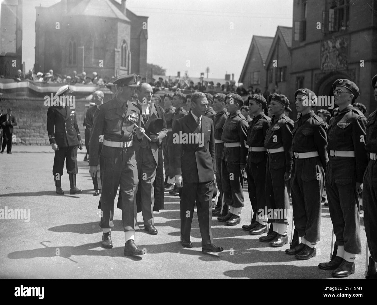 KADETTENWÄCHTER FÜR DEN KÖNIG. Der König und die Königin besuchten heute die Sherborne School, Dorset, im Zusammenhang mit den Schulcharterfeiern. Sie aßen mit Gelehrten und Meistern zu Mittag, besuchten die Schule und sahen sich das Cricket-Spiel an. Nächste Woche feiert Sherborne den vierten hundertsten Jahrestag der Verleihung seiner Charta durch Edwards VI. Obwohl die moderne Schule – an der Stelle eines alten Benediktinerklosters erbaut – erst aus dem Jahr 1550 stammt, gibt es Beweise für eine mittelalterliche Schule in Sherborne. Die Schullegende sagt, es geht auf die sächsische Zeit zurück, und es gibt sogar eine Tradition Stockfoto