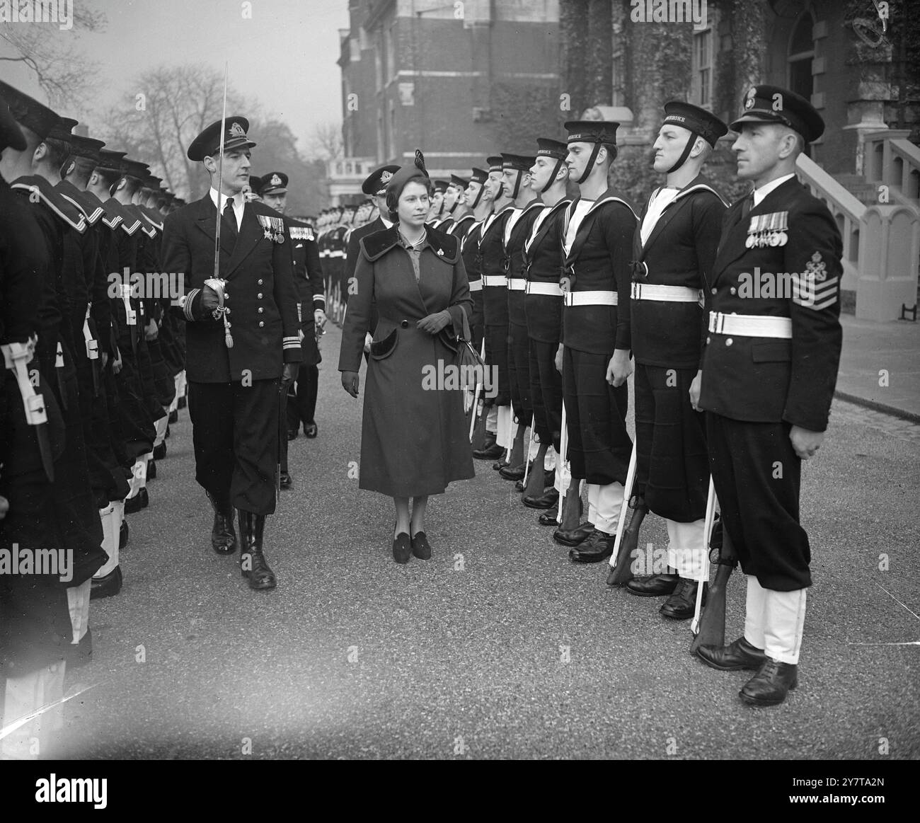 PRINZESSIN ELIZABETH ENTHÜLLT CHATHAM MARINEKRIEG MEMORIAL Prinzessin Elizabeth leitete eine Gemeinde von mehr als 4.000 14.000 Männern der Chatham Division, die im letzten Krieg ums Leben kamen, als sie das Kriegsdenkmal - zehn Buntglasfenster - in der St. George's Church in der Royal Naval Barracks in Chatham, Kent enthüllte. Etwa 3.000 Verwandte, die nicht in der Kirche untergebracht werden konnten, nahmen an einem Überlaufgottesdienst im Kasernenbohrschuppen Teil, wo die Einweihungszeremonie übertragen wurde. DAS BILD ZEIGT: Prinzessin Elizabeth inspiziert heute die Marinegarde in Chatham. 29. Oktober 1950 Stockfoto