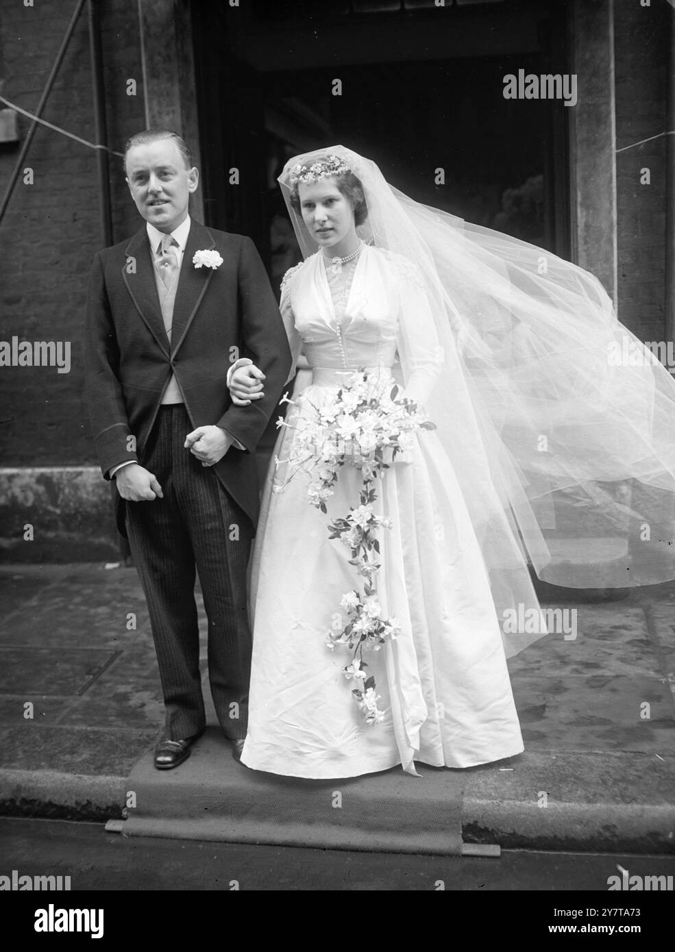 IHRE GEHEIME HOCHZEIT am 20. Mai 1950 bei einem Treffen, das geheim gehalten wurde fast bis zur letzten Minute, Miss Susan Anne Armstrong-Jones, 23-jährige Tochter der Gräfin von Rosse, war mit Mr. John Eustace Vesey, 31 Sohn von Lady Cecily Vesey, in der Church of the Assumption, Warwick Street, London W, verheiratet. Heute (Samstag) trug die Braut ein Hochzeitskleid, das von ihrer Mutter hergestellt und mit der Unterstützung ihres Onkels Oliver Messel, dem Künstler, entworfen wurde. Mr. Vesey, der jetzt die Grundstücksverwaltung studiert hat, war bei der Irish Guards, deren Vater, der verstorbene Colonel, Thomas Vesey, früher Kommandant war. Stockfoto