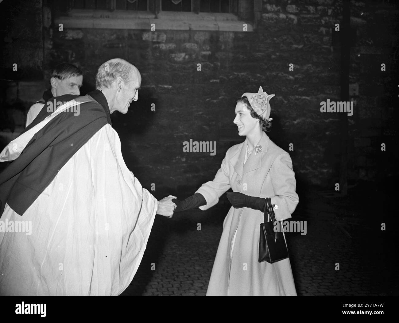 PRINZESSIN MARGARET IM EMPIRE-JUGENDGOTTESDIENST HEUTE 21. Mai 1950 Prinzessin Margaret wird heute (Sonntag) von dem Dekan von Westminster, dem Pfarrer Dr. A C Don, in der Westminster Abbey in London begrüßt. Sie besuchte den Jugendgottesdienst in der Abtei. Stockfoto