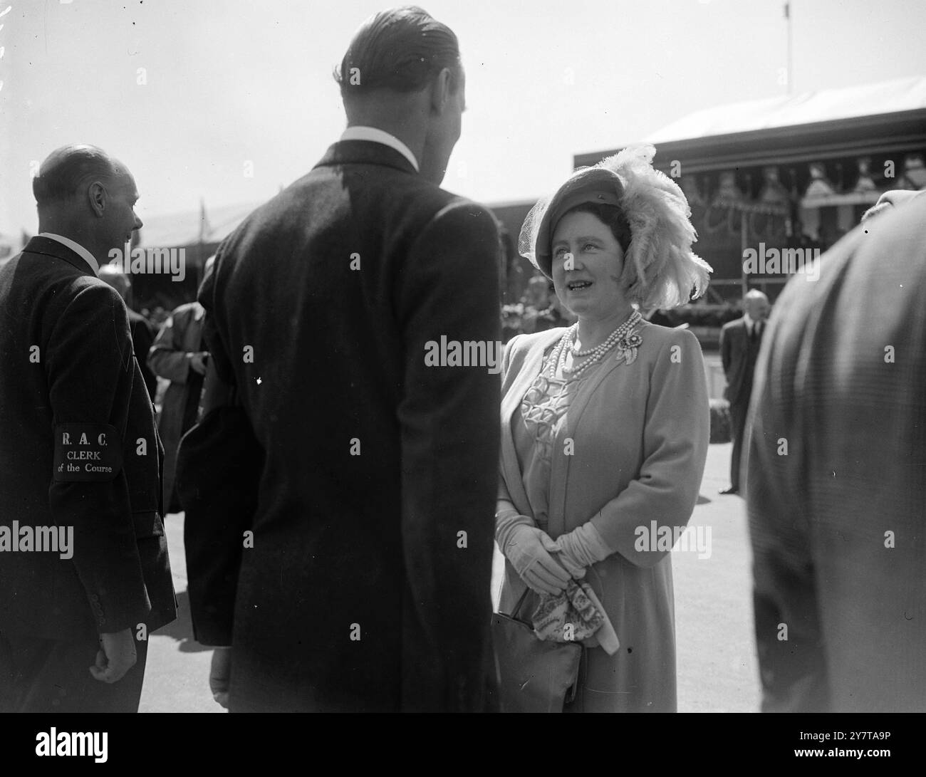 QUEEN's NEUE HUTMODE - IM SILVERSTONE the King, Königin, Prinzessin Margaret und eine geschätzte Menge von 160.000 Menschen sahen heute (Samstag) den Grand Prix d'Europe am Silverstone Aerodrome in Northants. Dies ist das erste Mal, dass die Veranstaltung in Großbritannien stattfindet, und es war die erste Teilnahme der königlichen Familie an einem großen Autorennen. Das italienische Team von J M Fangie (Argentinien), Reg Parnell (Derby), Guiseppe Farina und Luigi Fagiell aus Italien, die alle Alfa Romeos fuhren, waren die Favoriten. Das Bild zeigt: Die Königin trägt eine neue gefiederte Hut-Mode in Silversto Stockfoto