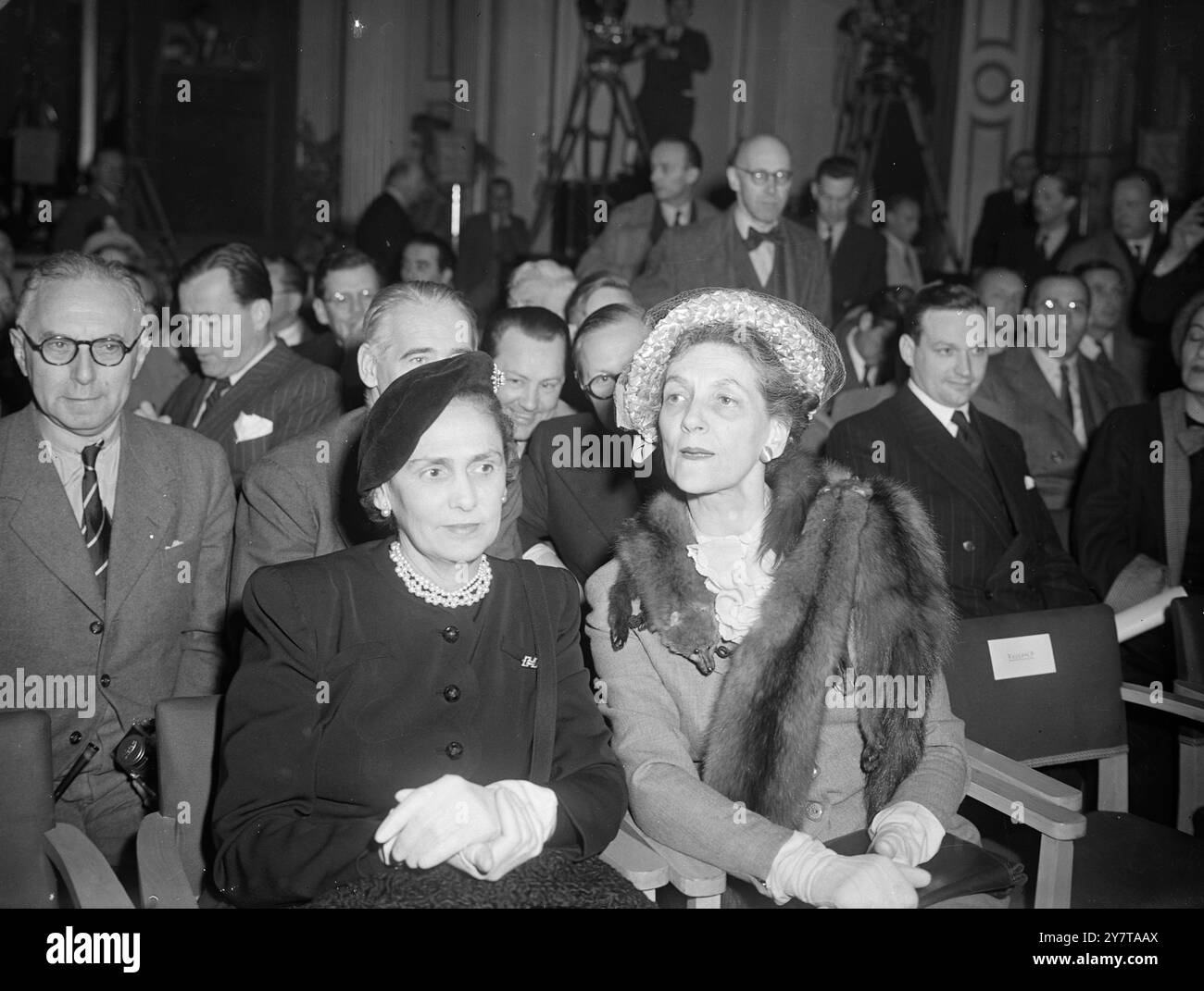 ANWESENDE EHEFRAUEN 18. Mai 1950 Frau Lewis Douglas (links), Ehefrau des amerikanischen Botschafters in London, und Frau Dean Acheson, Ehefrau des amerikanischen Außenministers, sind heute (Donnerstag) bei der Sonderpressesitzung der Nordatlantikkonferenz im Lancaster House in London zu sehen. Stockfoto