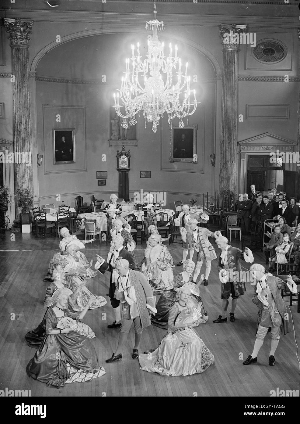 VANISHED AGE LEBT WIEDER KURZ 12. Mai 1950 die kostümierte Anmut und die polierte Art von Bath's Gesellschaft aus dem 18. Jahrhundert erscheinen kurz wieder, als diese Mitglieder der Bristol Operatic Society im berühmten Pump Room of Bath Proben. Sie werden heute Abend beim Bath Assembly Ball sein (Freitag). Stockfoto