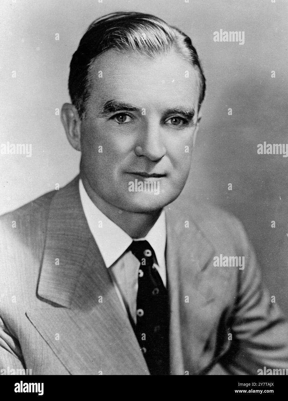 NEUER CHIEF OF AMERICA'S RESOURCES BOARD. 5. Mai 1950 hier ist Herr W Stuart Symington, neuer Vorsitzender des amerikanischen National Security Resources Board. Anfang dieses Jahres warnte Herr Stuart Symington als Sekretär der United States Air Force, dass die kommunistischen Nationen über die größte Luftwaffe, die größte U-Boot-Flotte der Welt und eine Armee verfügen, die größer ist als die kombinierten Feldstreitkräfte des Westens. Stockfoto