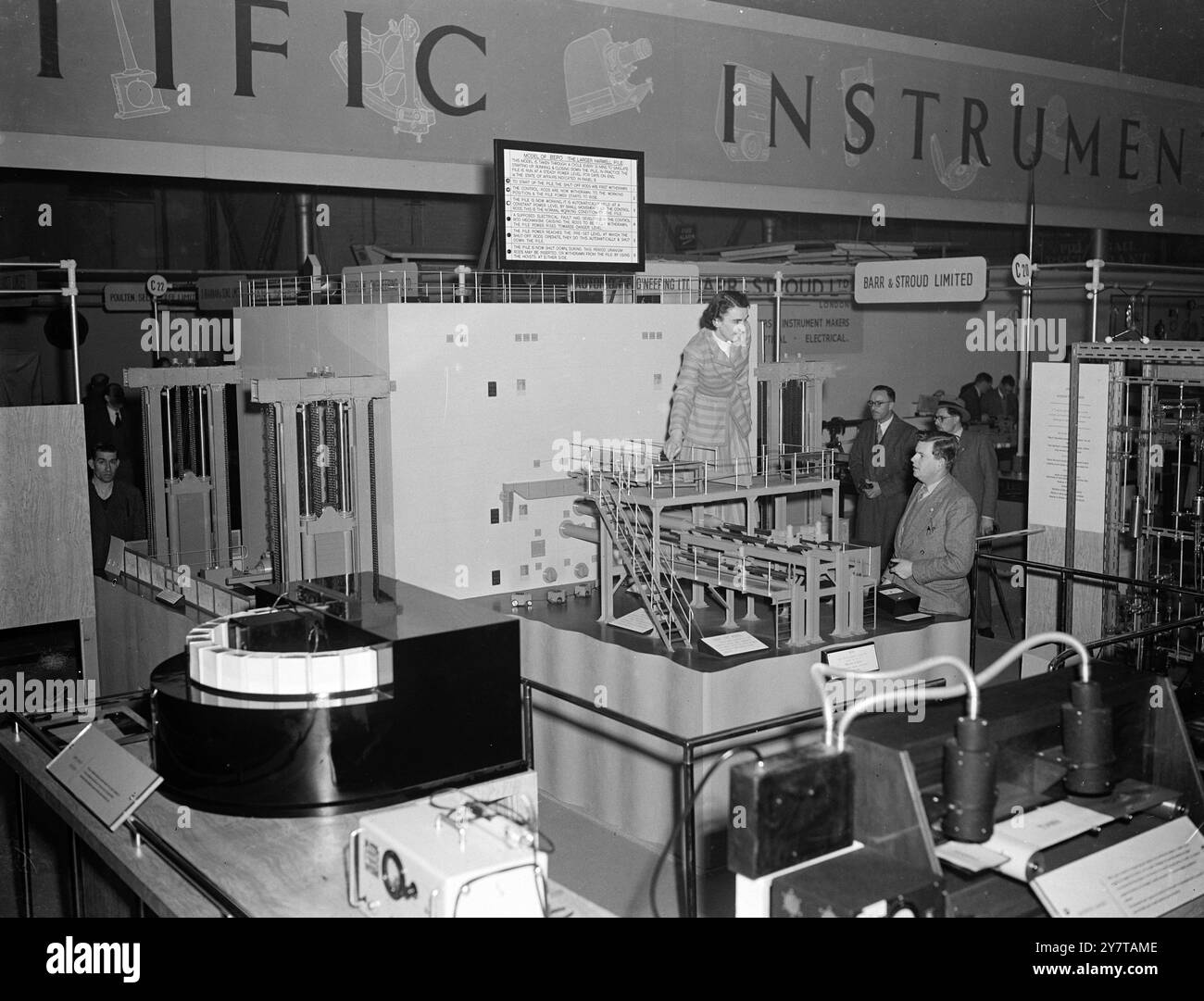 ATOMIC PILE MODEL AUF DER BRITISH INDUSTRIES FAIR 6. Mai 1950 Ein neun Fuß hohes Modell des größeren der beiden Atompfähle im Atomic Research Establishment Harwell ist das Herzstück des Ministeriums für Versorgung auf der Olympia (London) Sektion der British Industries Fair, die am Montag, den 8. Mai, eröffnet wird. Es ist ein funktionierendes Modell, wahrscheinlich das beste Beispiel seiner Art auf der Welt, das weggeschnitten wurde, um die innere Struktur zu zeigen, und ist eine echte Nachbildung des tatsächlichen Atomstapels in Harwell. Dies ist das erste Mal in der Geschichte der Atomenergie in Großbritannien, dass Informationen über die Struktur Stockfoto