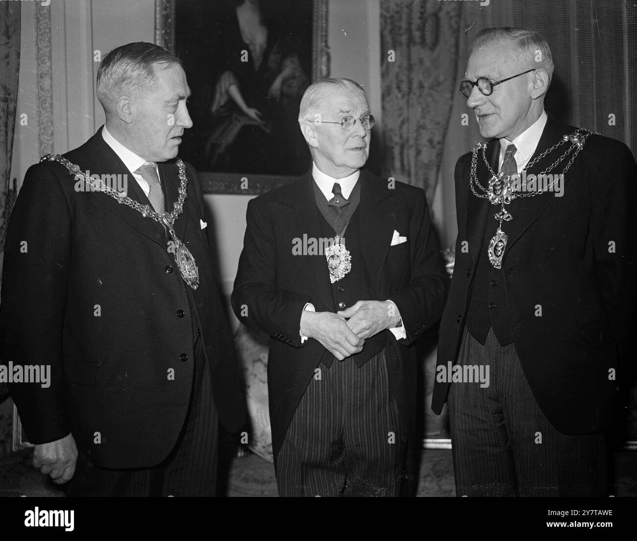 Der Lord MAYOR of London , Sir Frederick Rowland , hielt in der ägyptischen Halle des Mansion House in London eine Konferenz von Bürgermeistern aus England und Wales ab . Ziel der Konferenz war es , die Fortschritte und die künftigen Pläne des Nationalen Thanksgiving-Fonds zu erörtern . DAS BILD ZEIGT:- der Oberbürgermeister von London, Sir Frederick Rowland ( Mitte) , zusammen mit dem Oberbürgermeister von Stoke-on-Trent , Alderman H. Hopwood ( LINKS ) und dem Oberbürgermeister von Hull , Stadtrat H. Barney , bei der Mansion House Konferenz . 1950 Stockfoto