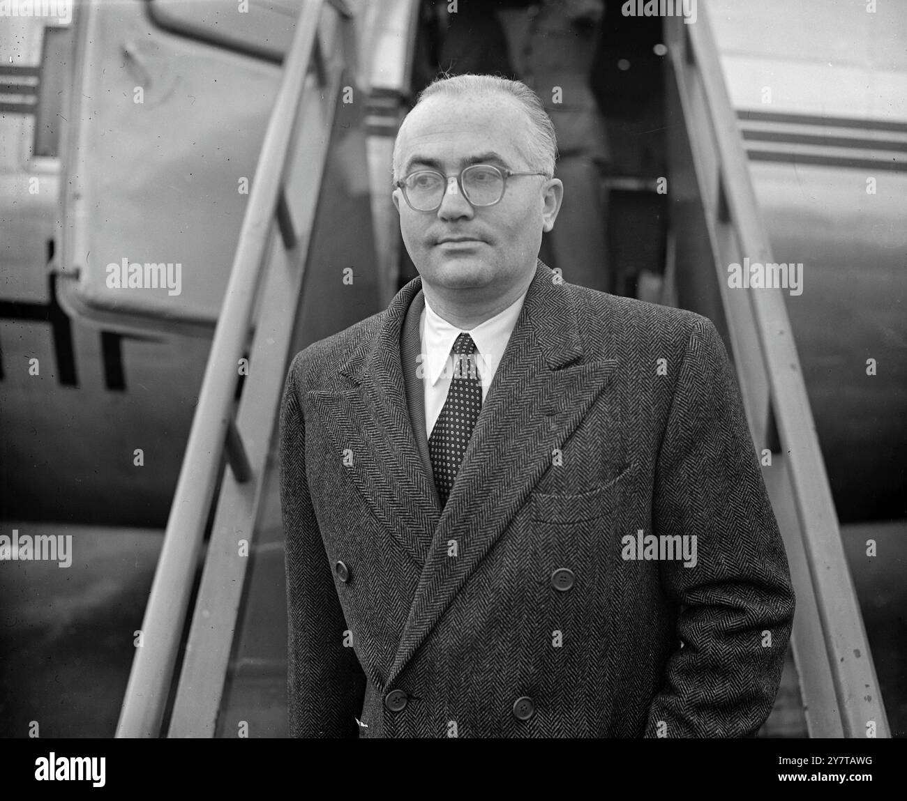 "BITTER REIS" HIER ZU GESPRÄCHEN Dr. RENATO GUALINO, Präsident des italienischen Filmproduzenten-Verbandes, heute auf dem Flughafen Northolt bei seiner Ankunft von B.E.A. Viking Liner aus Rom. Er ist nach London gekommen, um Gespräche über die britische West End-Premiere der englischen Version von ' Bitter Rice ' zu führen, dem ersten Film, der von der neuen anglo-italienischen Vereinbarung über den Vertrieb britischer Filme in Italien und italienischer Filme in Großbritannien betroffen ist. Dr. Gualino ist Vizepräsident von Lux Films S.A., Rom, Produzenten von " Bitter Rice ", " Vivere in Pace " und anderen Filmen, die Inter hatten Stockfoto