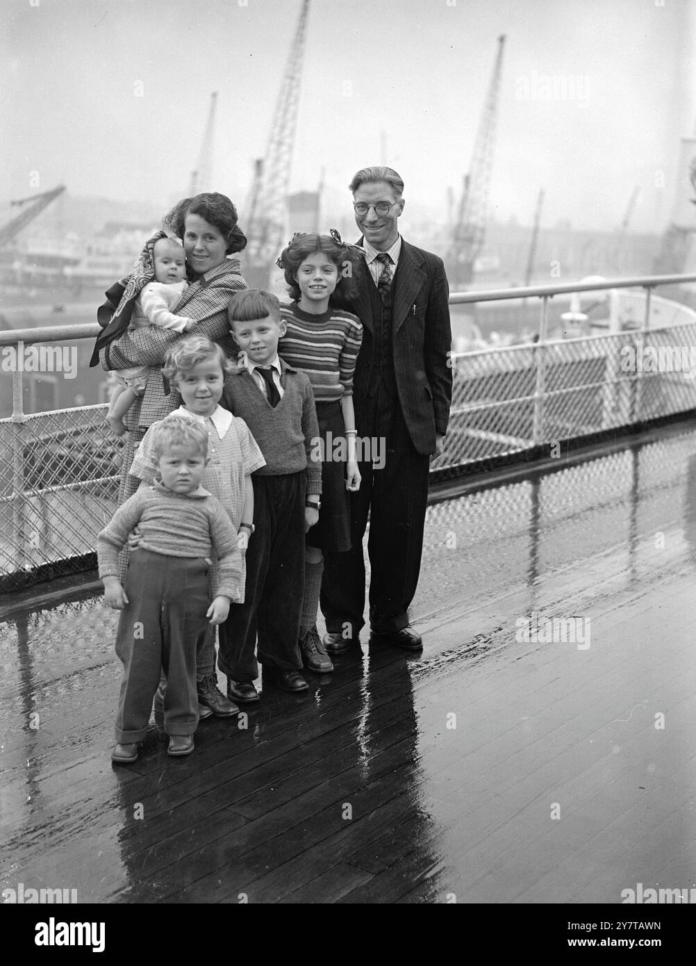 Die FAMILIE ST. ALBANS WANDERT IN DIE HAUPTSTADT DER MORMONEN. Die Familie GILLINGS aus St. Albans, Hertfordshire, Mitglieder der Church of Letzten Tage (Mormonen), die heute in Southampton im Cunard-Linienschiff Queen Elizabeth nach New York auf dem Weg nach Salt Lake City, Utah, aufgenommen wurden. Die Gillings werden in Salt Lake City wohnen, dem Hauptquartier der Kirche. Auf dem Bild sind Mr. John Richard Gillings, seine Frau Irene Winifred Gillings und ihre Kinder Marion, 10 Jahre alt, Michael, 8 Jahre alt, Susan, 5; Trevor 3 und Jennifer 5 Monate. 1. November 1950 Stockfoto Die FAMILIE ST. ALBANS WANDERT IN DIE HAUPTSTADT DER MORMONEN. Die Familie GILLINGS aus St. Albans, Hertfordshire, Mitglieder der Church of Letzten Tage (Mormonen), die heute in Southampton im Cunard-Linienschiff Queen Elizabeth nach New York auf dem Weg nach Salt Lake City, Utah, aufgenommen wurden. Die Gillings werden in Salt Lake City wohnen, dem Hauptquartier der Kirche. Auf dem Bild sind Mr. John Richard Gillings, seine Frau Irene Winifred Gillings und ihre Kinder Marion, 10 Jahre alt, Michael, 8 Jahre alt, Susan, 5; Trevor 3 und Jennifer 5 Monate. 1. November 1950 Stockfoto