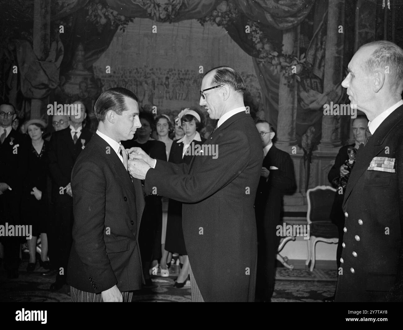 STAFFELFÜHRER ERHIELT FRANZÖSISCHE AUSZEICHNUNG 2. Mai 1950 Staffelführer Moore hat seine Auszeichnung von M. Rene Massigli, dem französischen Botschafter, in der Botschaft in Kensington Palace Gardens, London heute (Dienstag) zahlreiche Briten erhielten bei der Zeremonie Auszeichnungen von der französischen Regierung. Stockfoto