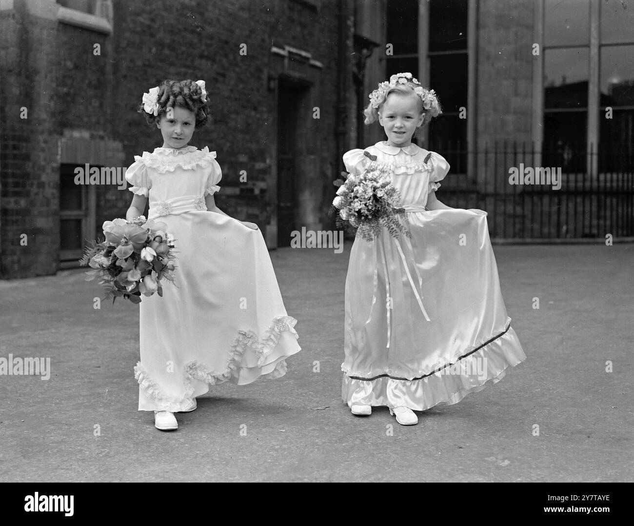 Am 3. Mai 1950 zieht Valerie Cackett ihren langen Rock an und kommt heute (Mittwoch) an der Hugh Myddelton School in Clerkenwell, London an, um bei der Krönung der Schulen May Queens als königliche Betreuerin zu fungieren. Maypolentanz war Teil der traditionellen Zeremonie. Stockfoto