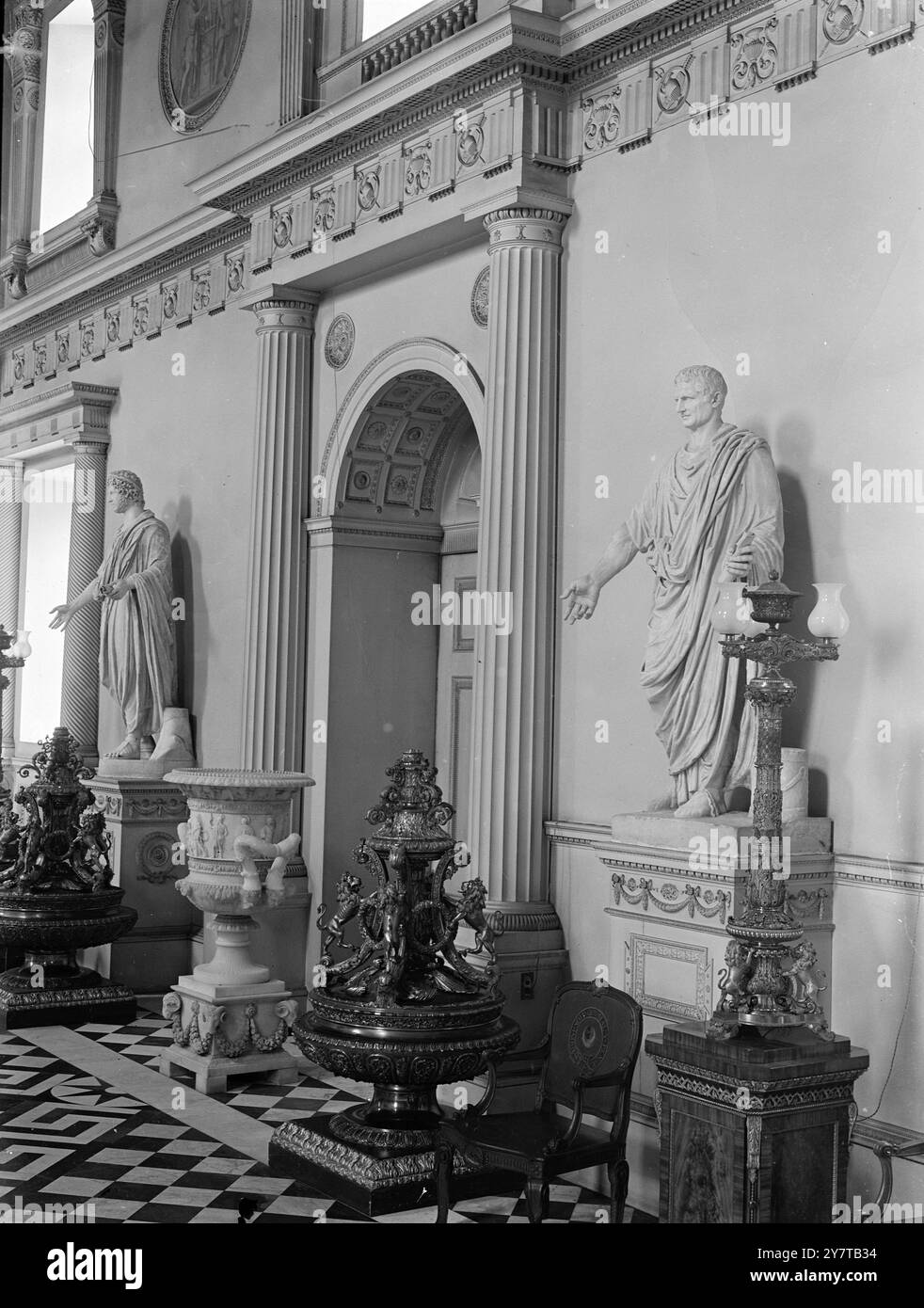 DUKES TOWN HOUSE IST ÖFFENTLICH ZUGÄNGLICH 30. April 1950 Ein neuer Schauplatz mit historischen Verbänden, die mit denen des Tower of London konkurrieren, wird den Besuchern diesen Sommer zur Verfügung stehen, wenn Syon House, Brentford, nahe London, das Stadthaus von Hugh Percy, 35 Jahre alter 10 Duke of Northumberland, für die Öffentlichkeit geöffnet wird. Das Syon House hatte seine letzten Besucherinnen und Besucher im Jahr 1851. Das ehemalige Kloster befindet sich an der Stelle einer Schlacht zwischen Julius Cäsars Römern und Briten. Königin Catherine howard blieb dort vor der Hinrichtung und Englands neuntägige Königin, Lady Jane Grey, segelte von Syon aus, um auf der The proklamiert zu werden Stockfoto