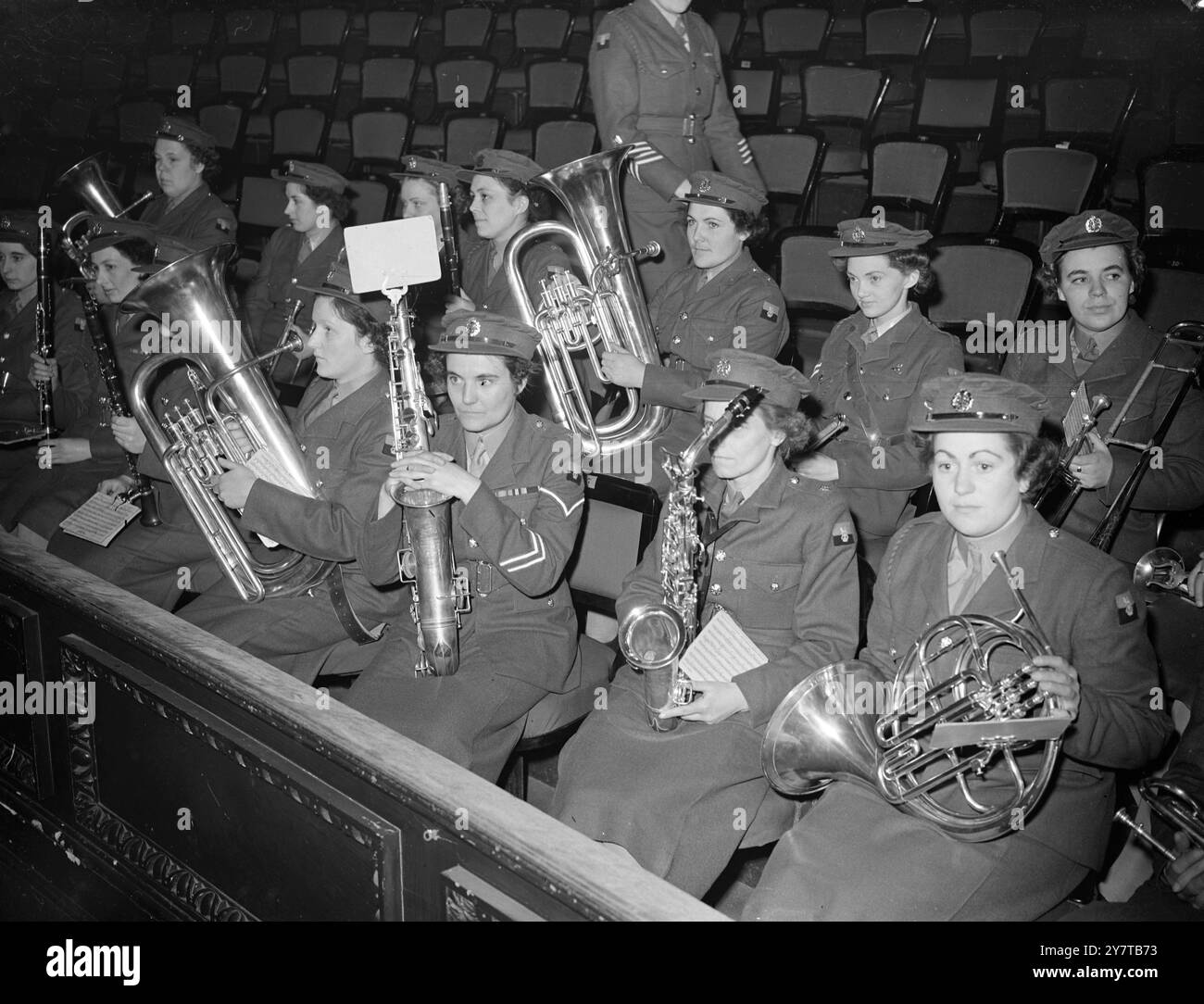 DIE WRAC-BAND BEREITET SICH AUF DAS ÖFFENTLICHE DEBÜT für Musiker der Band des Women's Royal Army Corps VOR, während sie heute (Samstag) bei einer Probe in der Royal Albert Hall in London auf ihren ersten öffentlichen Auftritt warten. Die Band begann im Juli letzten Jahres und wird heute Abend beim Albert Hall Konzert der Band der Royal Military School of Music aus Kneller Hall auftreten. Stockfoto