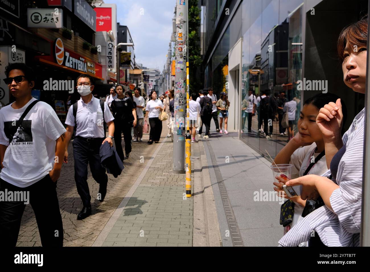 Besucher auf der Takeshita Dori Straße in Harajuku. Shibuya Ward, Tokio, Japan Stockfoto