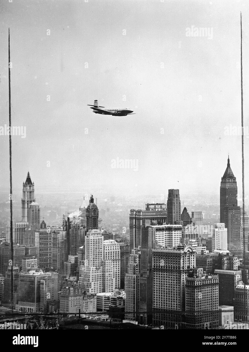 MODERNER ALS DIE WOLKENKRATZER 25 April 1950 der erste Jet-Transport, der jemals auf der berühmten Skyline von New York gesehen wurde, ist der Avro Canada Jetliner, der hier zu sehen ist, als er sein internationales Debüt unter den Wolkenkratzern der Stadt feierte. Das Flugzeug flog von Toronto aus in weniger als einer Stunde, etwa die Hälfte der Zeit, die heute von Lufttransporten benötigt wird. Der Jetliner wird in diesem Sommer die erste ozeanische Überfahrt mit einem Jet-Transport machen, wenn er den Atlantik fliegt, um an der Society of British Aircraft Constructors Show in England in Spetember teilzunehmen. Anschließend wird es Europa und möglicherweise Australien bereisen. Stockfoto