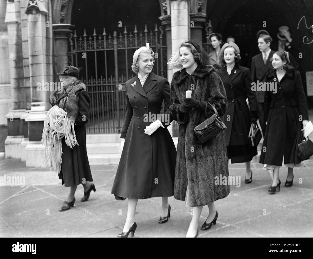 SHARMAN DOUGLAS ALS HOCHZEITSGAST 19. April 1950 Miss Sharman Douglas, Tochter des US-Botschafters, Herrn Lewis Douglas, heute (Mittwoch) mit einem Freund in der St. Margarets Church, Westminster, London. Miss Douglas (links) und ihr Gefährte waren an der Hochzeit von Miss Phillipa Dunne, der 19-jährigen Tochter von Captain Philip Dunne, mit Mr. Christopher Bridge beteiligt. Zu den Freunden von Miss Douglas, die auf der Hochzeit waren, gehörten Prinzessin Margaret und der Filmschauspieler Peter Lawford. Stockfoto