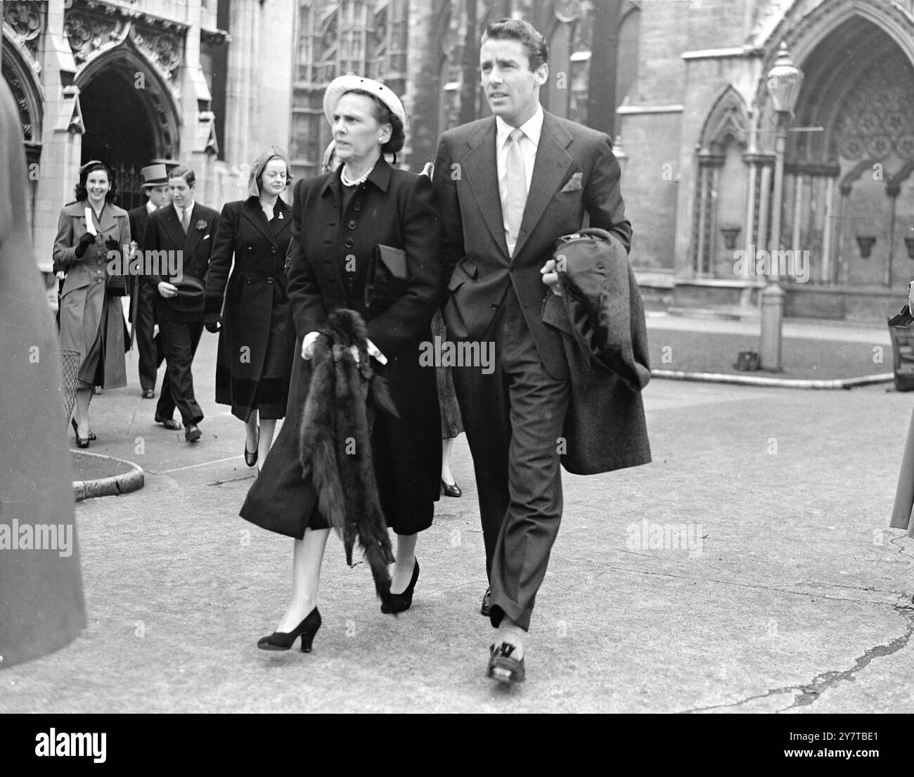 FRAU DOUGLAS UND PETER LAWFORD SIND HOCHZEITSGÄSTE 19. April 1950 Frau Lewis Douglas, Ehefrau des US-Botschafters in London, zusammen mit Peter Lawford, dem Filmschauspieler Freund von Miss Sharman Douglas, in der St. Margarets Church, Westminster, London heute (Mittwoch). Sie waren Gäste bei der Hochzeit von Miss Phillipa Dunne, der 19-jährigen Tochter von Captain Philip Dunne, mit Mr. Christopher Bridge. Prinzessin Margaret und Miss Sharman Douglas waren ebenfalls bei der Hochzeit. Stockfoto