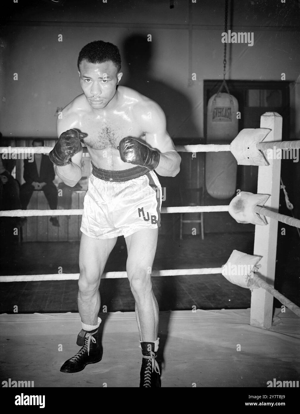 BROWN OUTLOOK FOR hart 14 April 1950 Training Hard, praktisch ohne Sparringspartner, in Preston Park, Brighton, Sussex, ist Mel Brown, schwarze amerikanische Mittelwiese aus St. Paul, Minnesota. Am kommenden dienstag (18. April) trifft er auf Mark Hart aus Croydon, einen führenden Anwärter um den Titel im Schwergewicht British Light, über 10 Runden bei 12 Stein9 Pfund am Streatham (London) Ice Rink. Browns Ruf als harter Schläger, der sich für mehrere amerikanische Titelkämpfer als Scherz erwiesen hat, ist so hoch, dass die lokalen Mittelgewichte nur zögerlich mit ihm in Brighton zu kämpfen haben. Hart gilt als Einstieg Stockfoto
