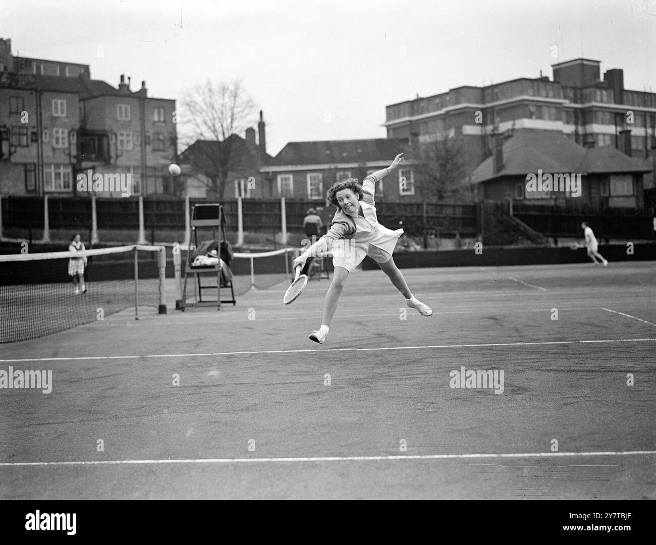 RÜCKHANDSPRUNG IN HAMPSTEAD 17. April 1950 Ein Sprung und Rückhandschwung beim Ball von Miss Rosemary Bulleid, als sie ihr Spiel mit Mrs. Vera Thomas am ersten Tag des Open Tennis Turniers spielt, im Cumberland Club, Alvanley Gardens, Hampstead, London heute (Montag) verlor Miss Bulleid das Spiel. Stockfoto