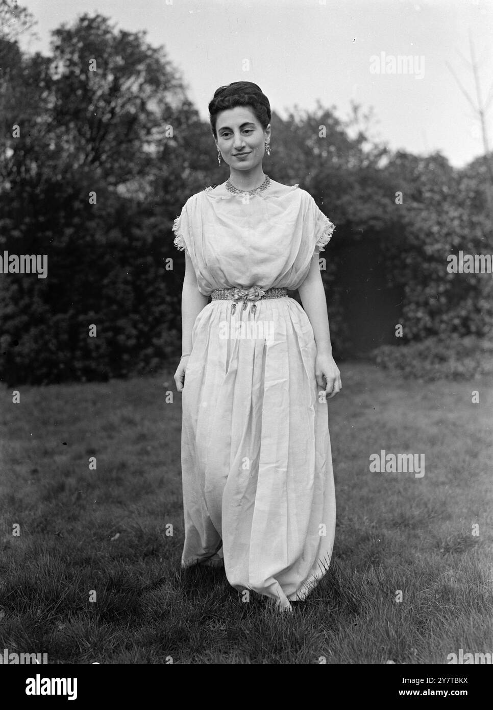 18. April 1950 Arda Mandikian, in Armenien geborene griechische Sopranistin, ist in London, um die Jahrhunderte lang in Gesang und Kleidung zu überspannen. In der Wigmore Hall am 19. April gibt Arda ein Rezital von Twenty One Century of Greek Song, das sechs der alten griechischen Ritualhymnen enthält, die einzigen Beispiele, die vollständig überlebt haben. Arda hat ihr traditionelles griechisches Kleid, das Chlamis genannt, mit goldenem Gelb und goldenem Gürtel und Ohrringen gebracht, das vor 300 Jahren in Jannina, Epirus, Nordgriechenland, hergestellt wurde. Die griechischen Hymnen Arda will singen, waren Gegenstand langer Forschungen von TW Stockfoto