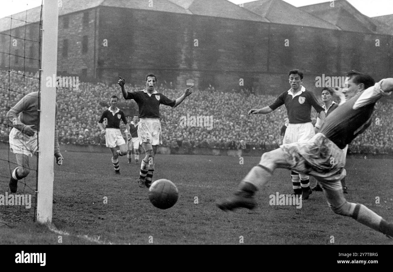 Tynecastle, Edinburgh: Willie Ormond, Hibernian, kommt in diesem Halbfinale des Scottish League Cup einfach nicht vor Dundees Tor. Ebenfalls zu sehen sind Torhüter Bobby Henderson, Cowan, Alfie Boyd und Gerry Fallon, alle Dundee und Gordon Smith aus Hibernian. Dundee gewann das Spiel mit zwei Toren zu einem. 6. Oktober 1952 Stockfoto