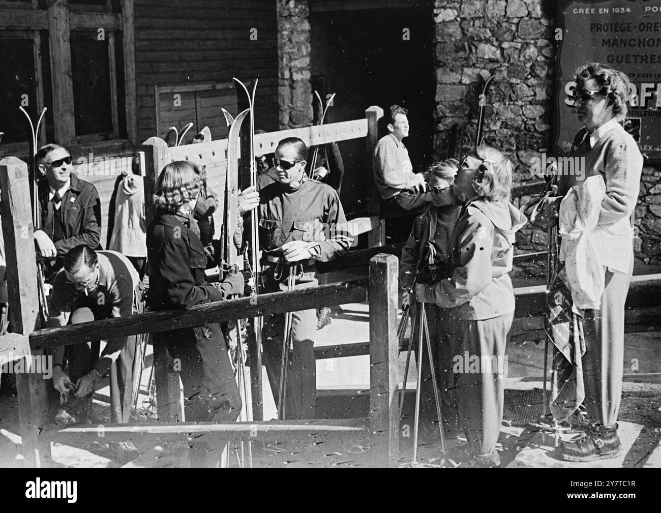 KÖNIGSFAMILIE WARTET AUF DIE LIFT4 April 1950, die auf den Skilift im Val d'Isere, Südostfrankreich, wo sie einen alpinen Urlaub verbringen, sind Königin Juliana von den Niederlanden (ganz rechts), Prinz Bernhard (zweiter von links, mit Stiefelspitze) und ihre beiden älteren Töchter Prinzessin Beatrix (zweite von rechts) und Prinzessin Irene (dritte von rechts). Die beiden jüngeren Töchter der Königin und des Prinzen Bernhard blieben zu Hause. Stockfoto