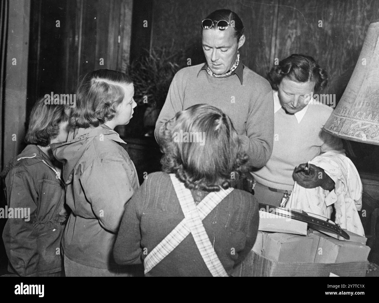 DIE KÖNIGSFAMILIE KAUFT PRESENTS4. April 1950 auf einer Expedition zum Kauf von Geschenken im Val d’Isere, Südostfrankreich, sind Königin Juliana von den Niederlanden (rechts), Prinz Bernhard und ihre beiden älteren Töchter, Prinzessin Beatrix (zweite von links) und Prinzessin Irene. Während eines alpinen Urlaubs wählten sie Geschenke für die beiden jüngeren Töchter der Königin und des Prinzen Bernhard aus, die zu Hause geblieben waren. Stockfoto