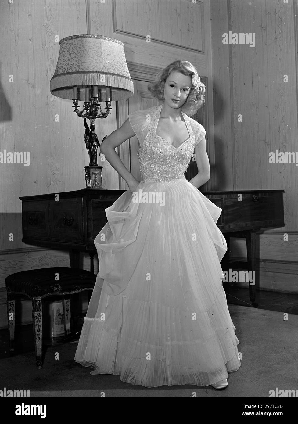 DANCING YEARS SCHAUSPIELERIN PATRICIA DAINTON IN IHREM PREMIERE-KLEID 4. April 1950 Ein Kleid, das für eine Weltpremiere geeignet ist, wird hier von der Filmschauspielerin Patricia Dainton modelliert, die es anlässlich der ersten Vorstellung ihres neuesten Bildes, The Dancing Years Tomorrow Night in London, tragen wird. Die Filmversion des Ivor Novello Bühnenklassikers wurde von Associated British in technicolor gedreht. Miss Daintons Kleid, heute in Paul de lange in der Mount Street, London W1, abgebildet, ist aus reinem weißen Seidenorganza. Das Mieder besteht aus weißem Satin und ist stark mit schillernden Pailletten, silbernen Perlen und Bugl verkrustet Stockfoto