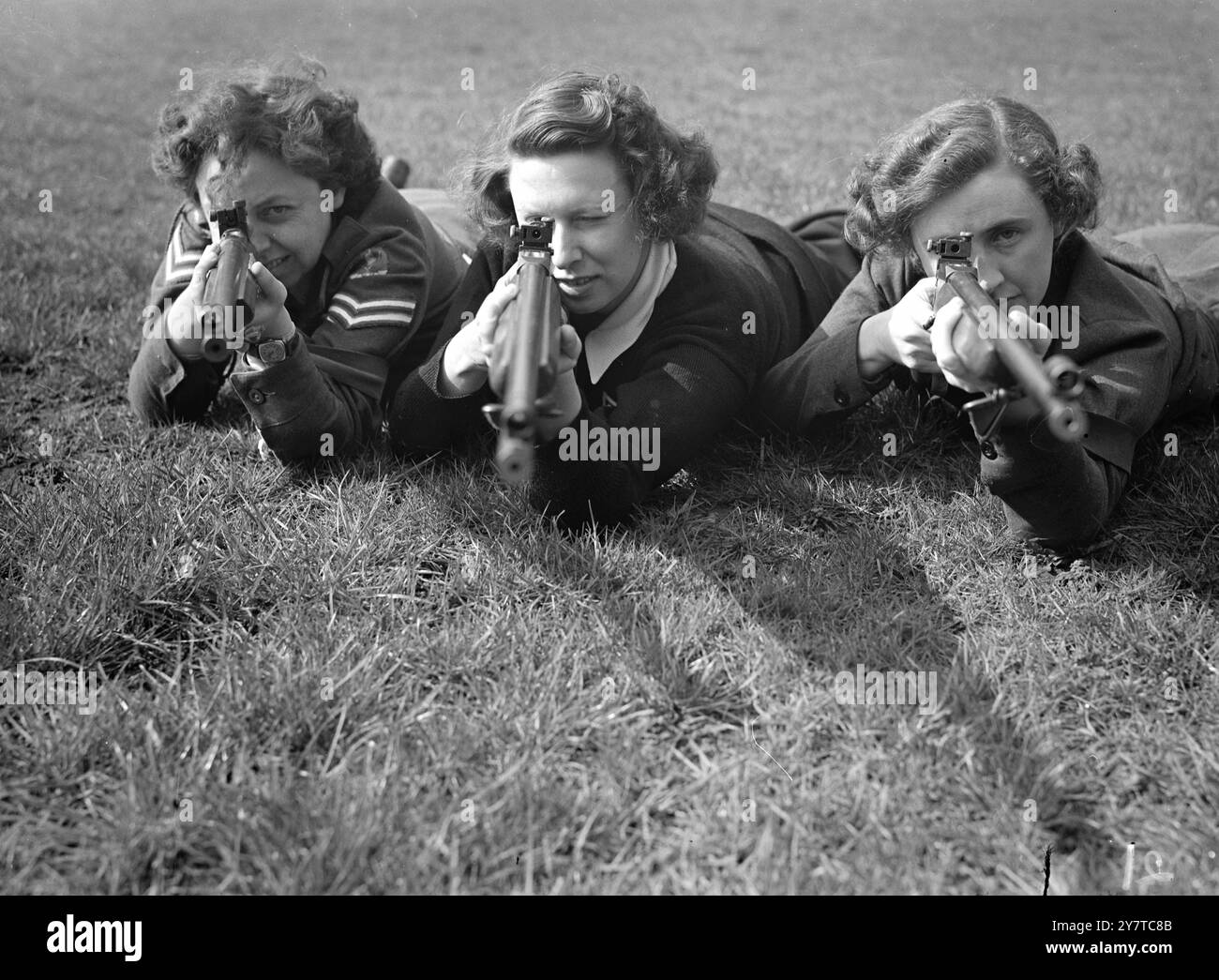INTER-SERVICE-MÄDCHEN SCHIESSEN TODAY27 März 1950 bewaffnete Mädchen werden es heute (Montag) in London erschießen, aber ihr Ziel wird das Bulls Eye auf der London Irish Rifles Range im Duke of Yorks Hauptquartier in Chelsea, London sein, wo heute Nachmittag der Womens Interservices Rifle Contest beginnt. Das Bild zeigt: Drei der Kandidaten, die heute Morgen im Hauptquartier des Duke of Yorks in London ihre Augen sehen, links nach rechts CPL W M Gibson of Tenterden, Kent; Wren P M Stenning of Guildford, Surrey und ACW P M Malia of Newcastle Stockfoto