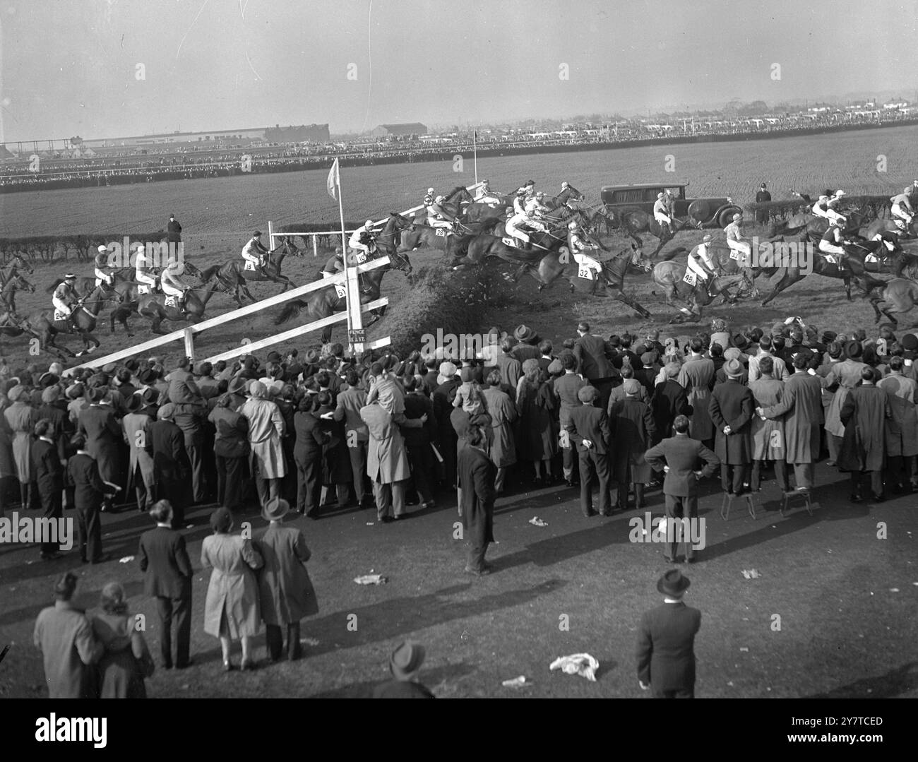 IM GRAND NATIONAL am 25. März 1950 gewann der Freebooter, der Mrs. L Bretherton gehörte und von J Power geritten wurde, den Grand National Steeplechase in Aintree, Liverpool Today (Samstag) und besiegte Captain T D Wilsons Wot No Sun (A P Thompson) um 15 Längen. Acshon Major, im Besitz von Mrs. J S Gorman und geritten von R O'Ryan, war Dritter. Freebooter war 10:1-Favorit bei Roimond. Der König und die Königin sowie ihre Tochter und die Herzogin von Kent beobachteten das Rennen und sahen, wie Monaveen, im Besitz der Königin und Prinzessin Elizabeth, den fünften Platz belegte. Das Bild zeigt: Das Feld, das beim ersten Mal den ersten Zaun nimmt Stockfoto