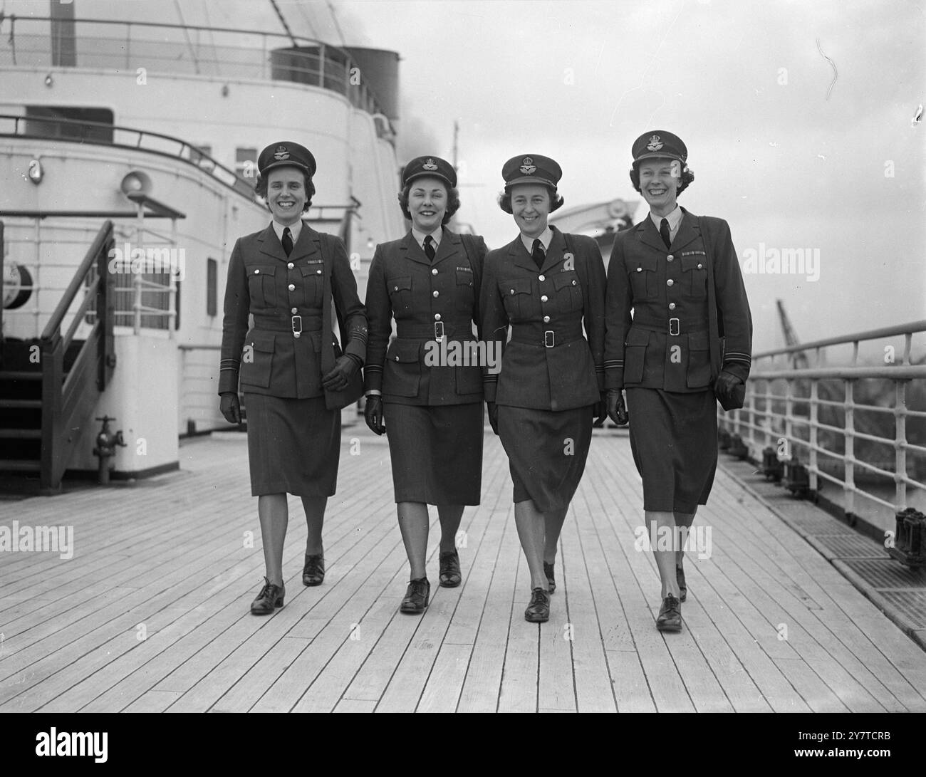 WRAF-OFFIZIERE VERLASSEN AUF UMTAUSCHPOSTEN Women's Royal Air Force Offizieren, die ausgewählt wurden, um in die Vereinigten Staaten zu reisen, verließen Southampton an Bord der Queen Elizabeth nach New York. Die Frauen haben Erfahrung in Verwaltung, Fallschirmspringen, körperlichem Training und Unterrichtsaufgaben. Vier der fünf W.R.A.F. Offiziere, als sie Southampton verließen. Staffeloffizier M.L. GOODWORTH (Boston, Lincolnshire, Flugoffizier Audrey Penfold (Gravesend, Kent): G.E. Campion (Petts Wood, Kent) und E.J. BORLASE (Truro, Cornwall). Staffel o Stockfoto