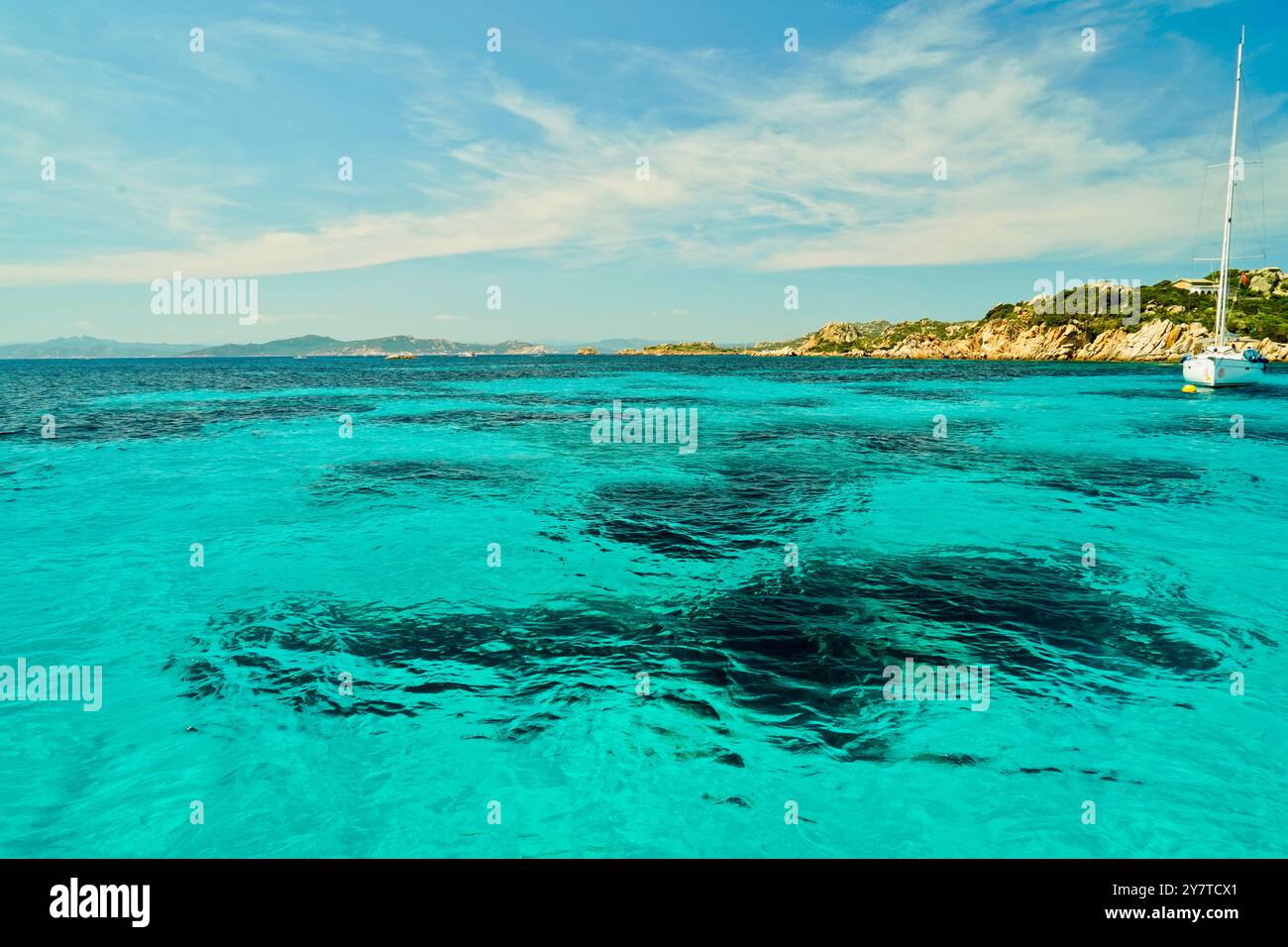 Das transparente Wasser der Cala Santa Maria auf der gleichnamigen Insel. Maddalena Archipel. Provinz Sassari, Sardinien. Italien. Stockfoto